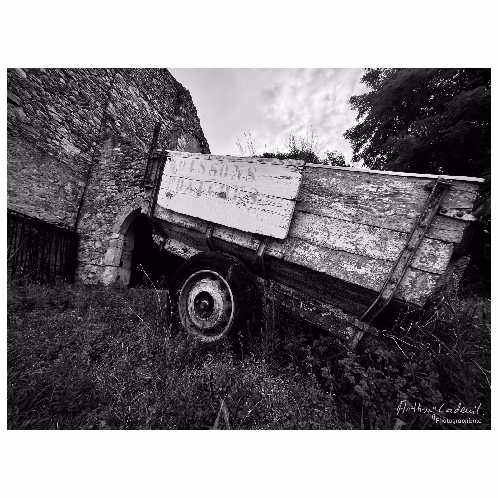 photographie noir et blanc d'une vieille charrette où il est écrit boissons fraiches