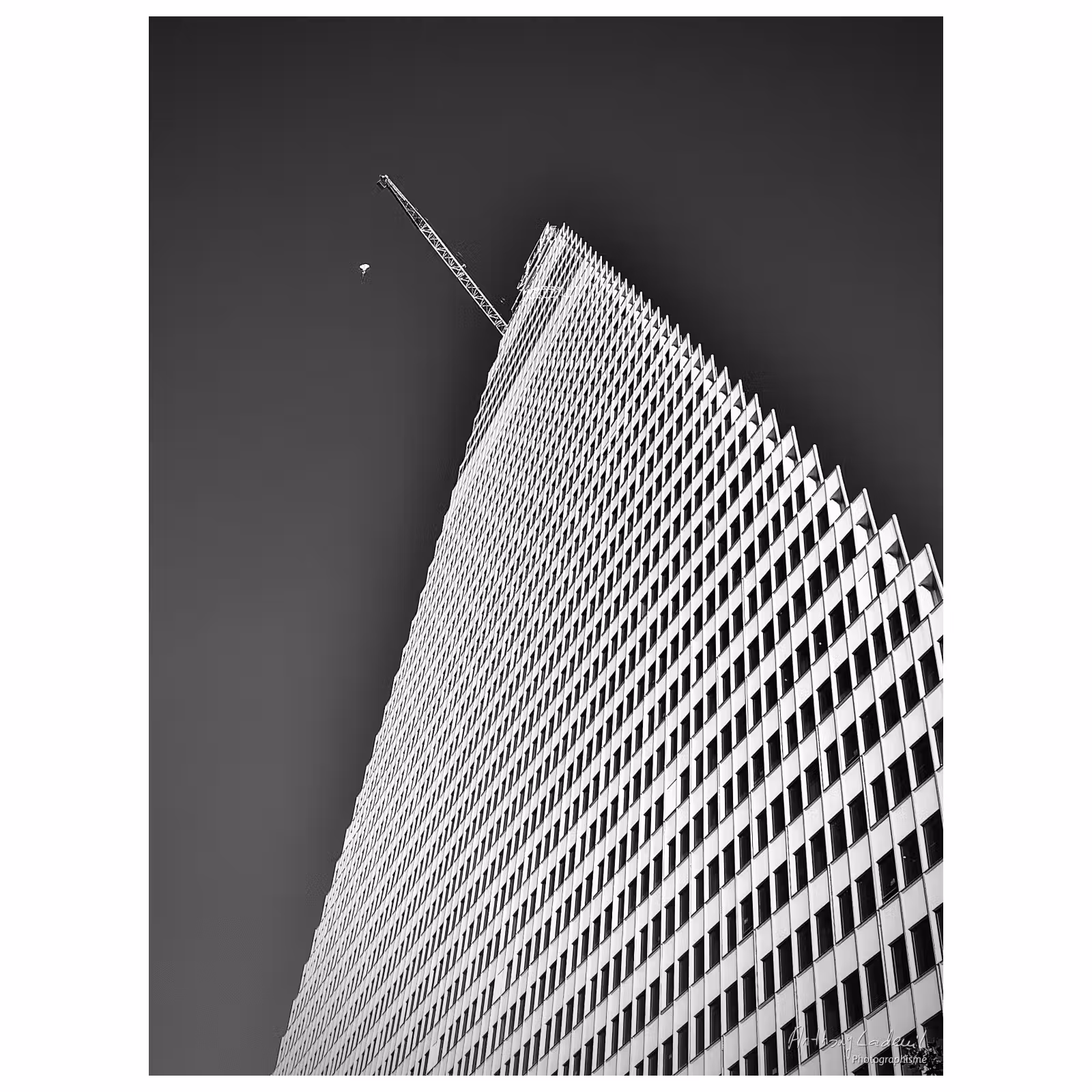 vue en contre-plongée de la Tour Triangle porte de Versailles, Paris 15ème