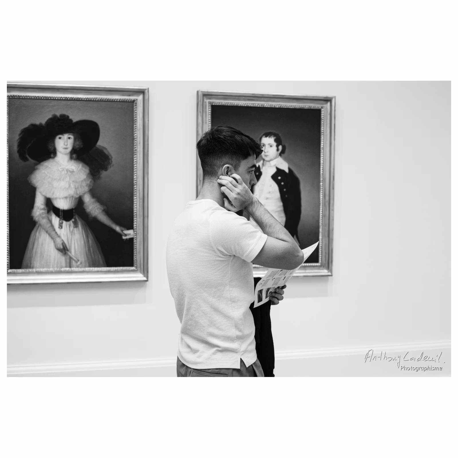 photo en noir et blanc d'un jeune homme dans un musée