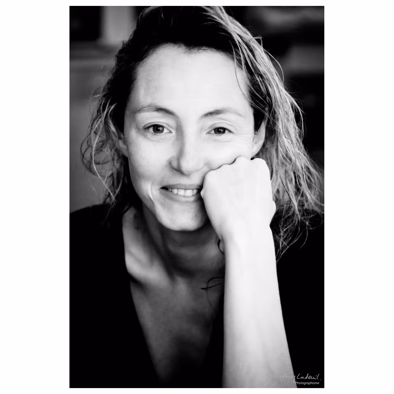 portrait noir et blanc d'une femme