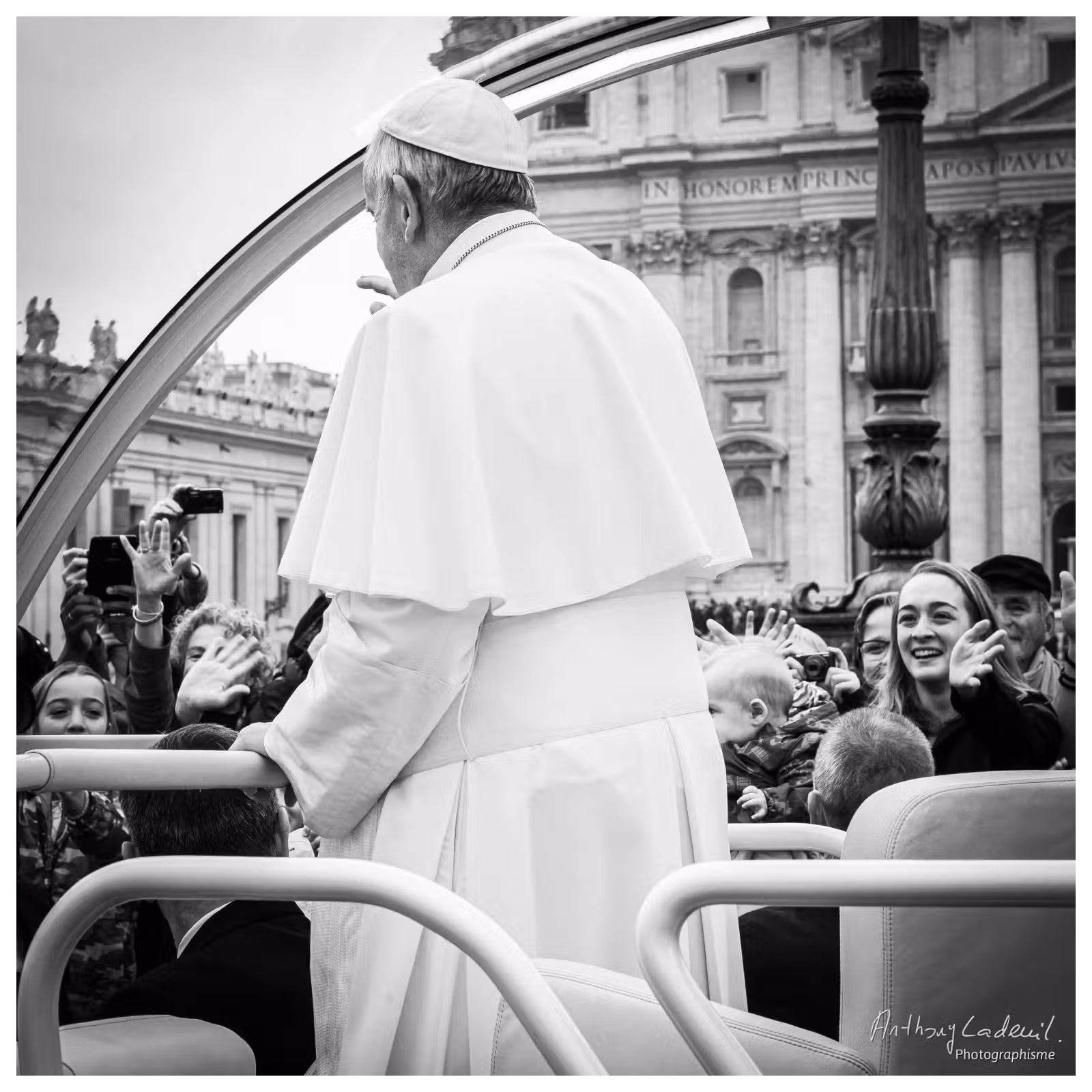 Visage extasié d'une jeune femme voyant le pape François place Saint Pierre du Vatican #2
