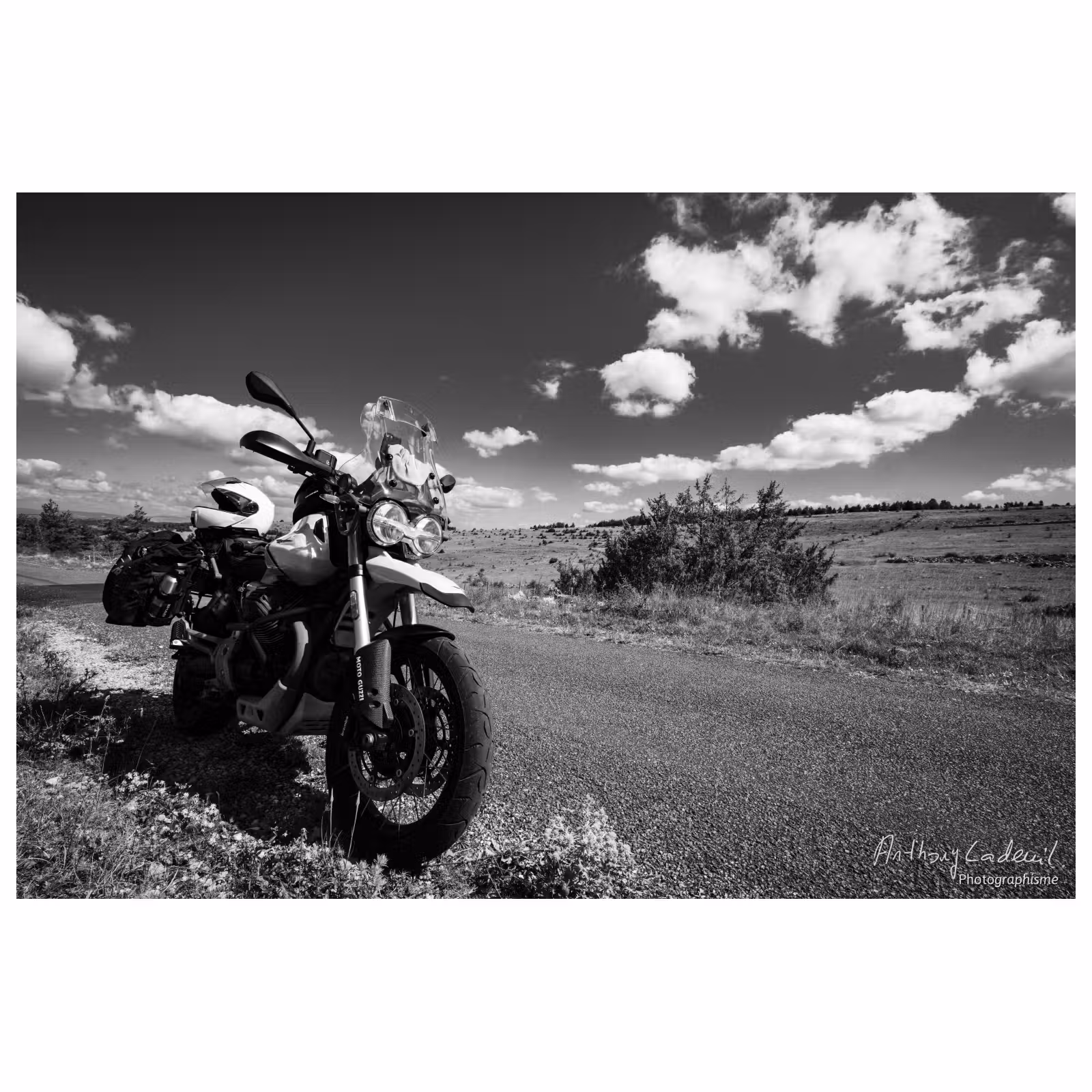 photo noir et blanc d'une Moto Guzzi sur un paysage