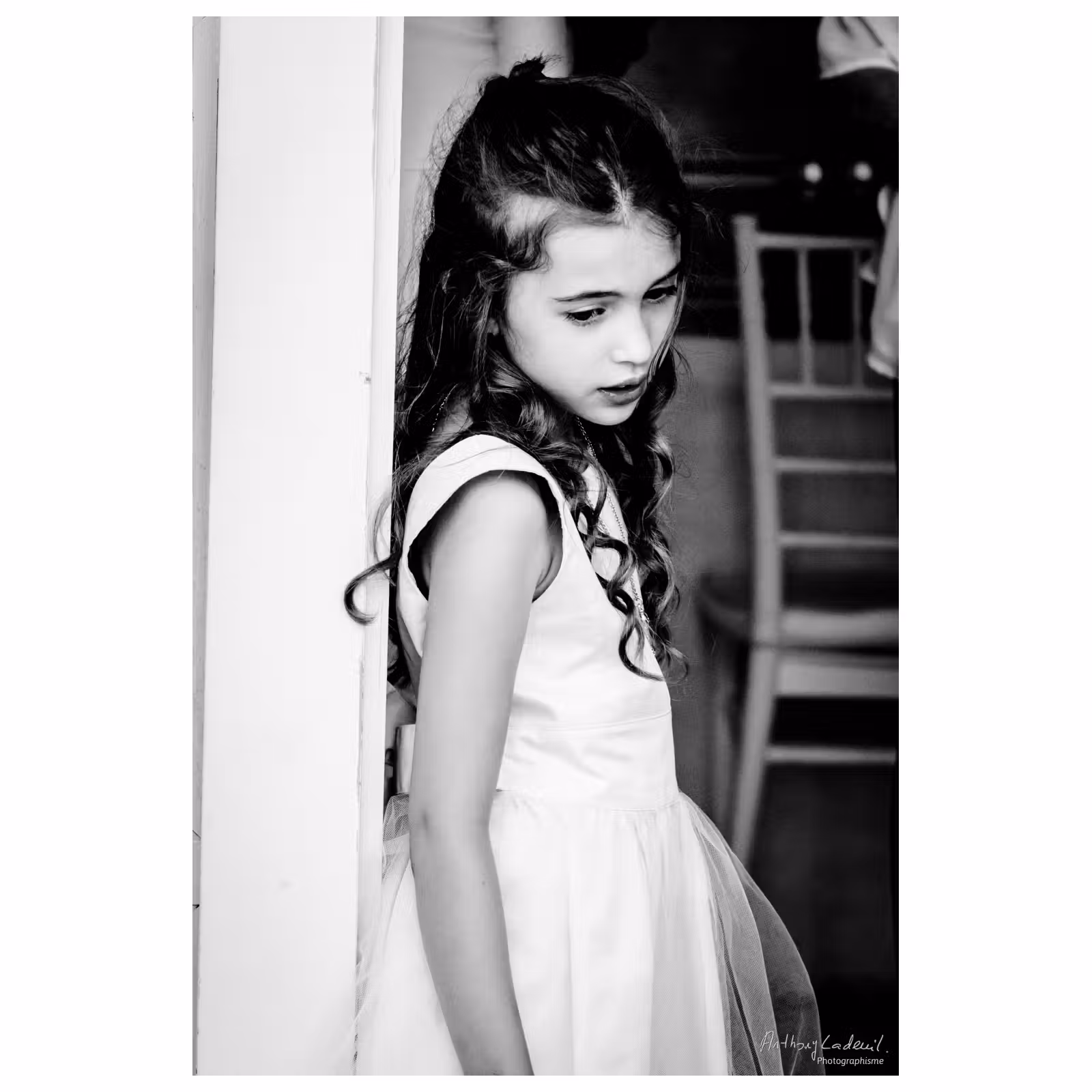 portrait d'une jeune fille nostalgique