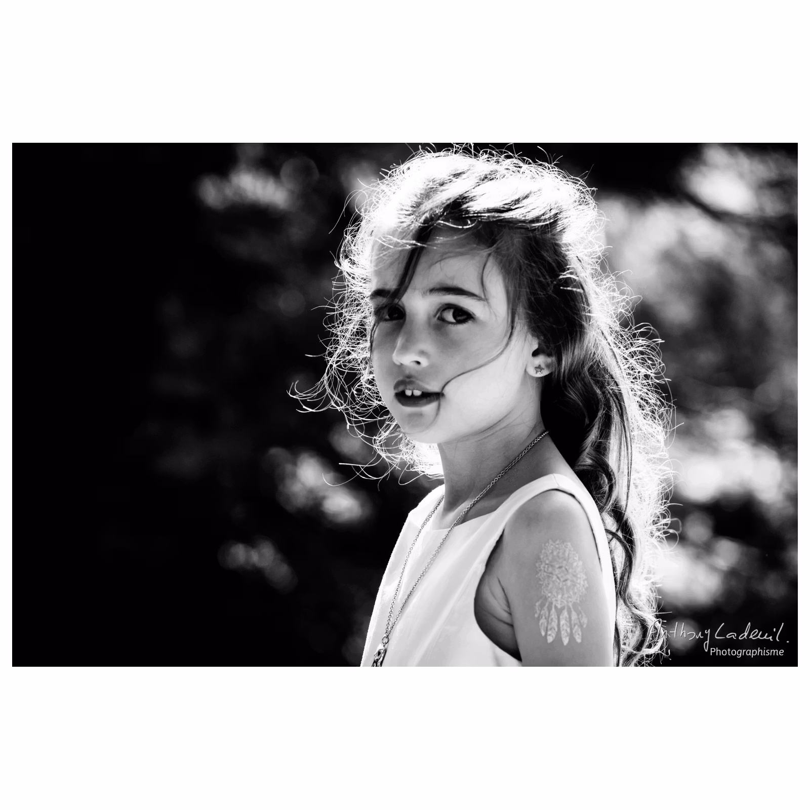 portrait d'une jeune fille dans un jardin
