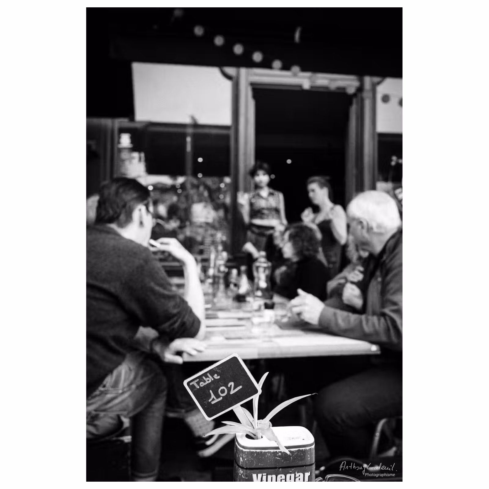 photographie d'un groupe de personnes d'âges mûrs déjeunant à la terrasse d'un café