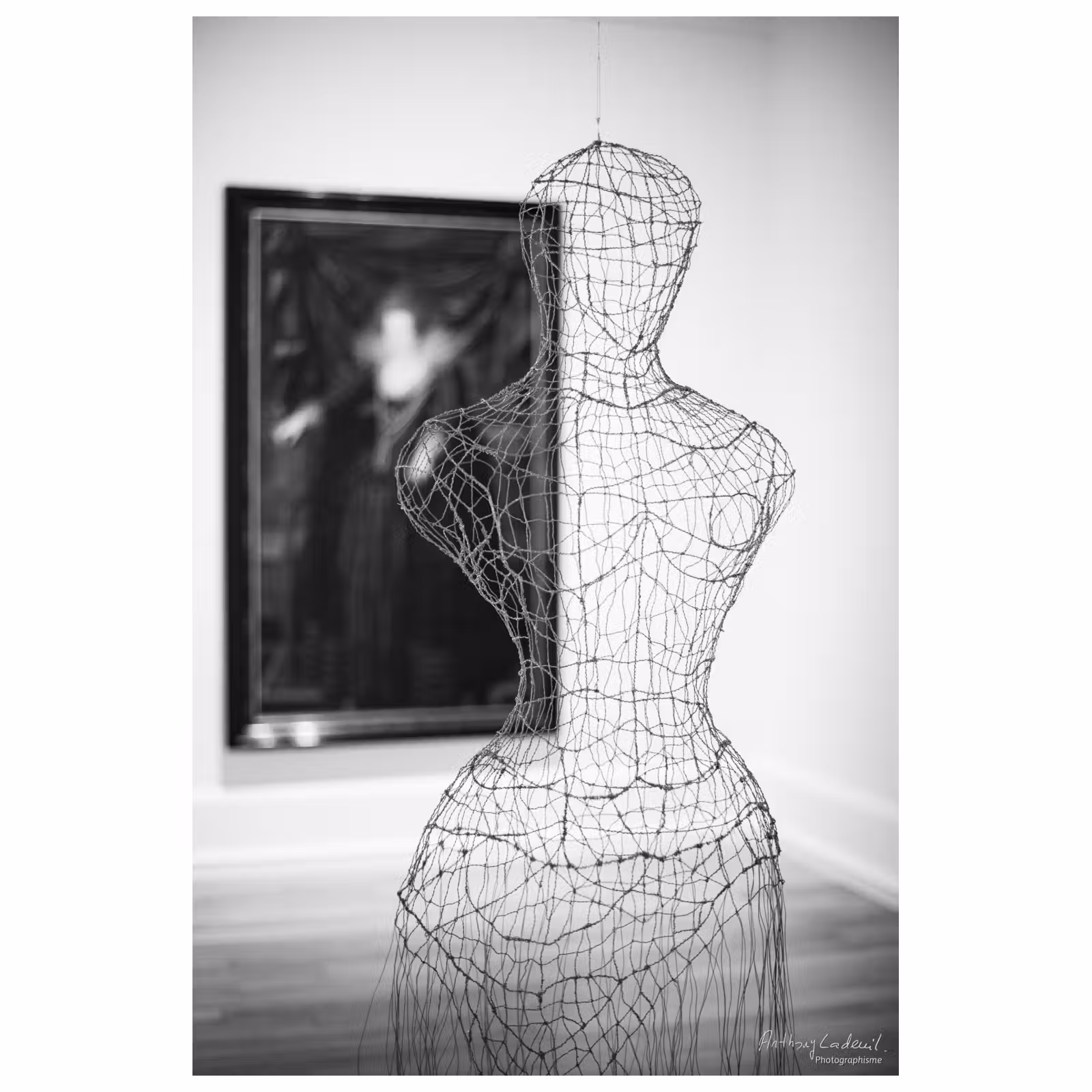 Photo en noir et blanc d'une installation au musée des beaux arts de Bilbao 1 sur 2