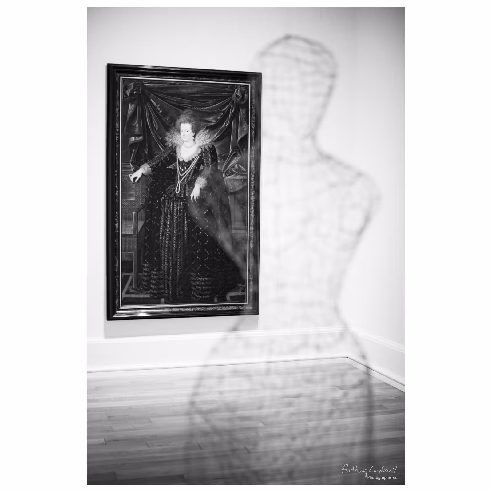 Photo en noir et blanc d'une installation au musée des beaux arts de Bilbao 2 sur 2
