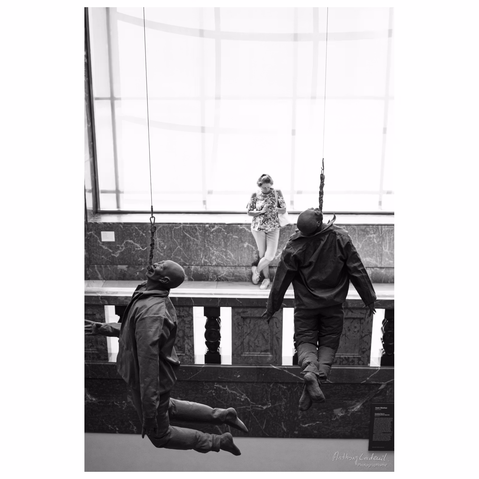 Photo d'ambiance en noir et blanc dans un musée à Bilbao