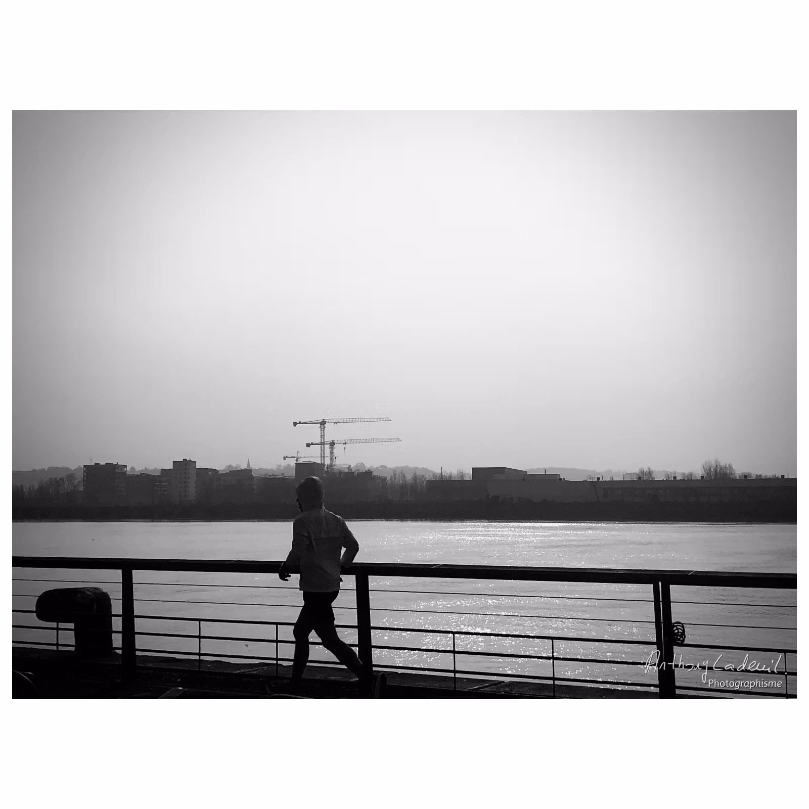 noir et blanc, une personne faisant son jogging en bord de Garonne