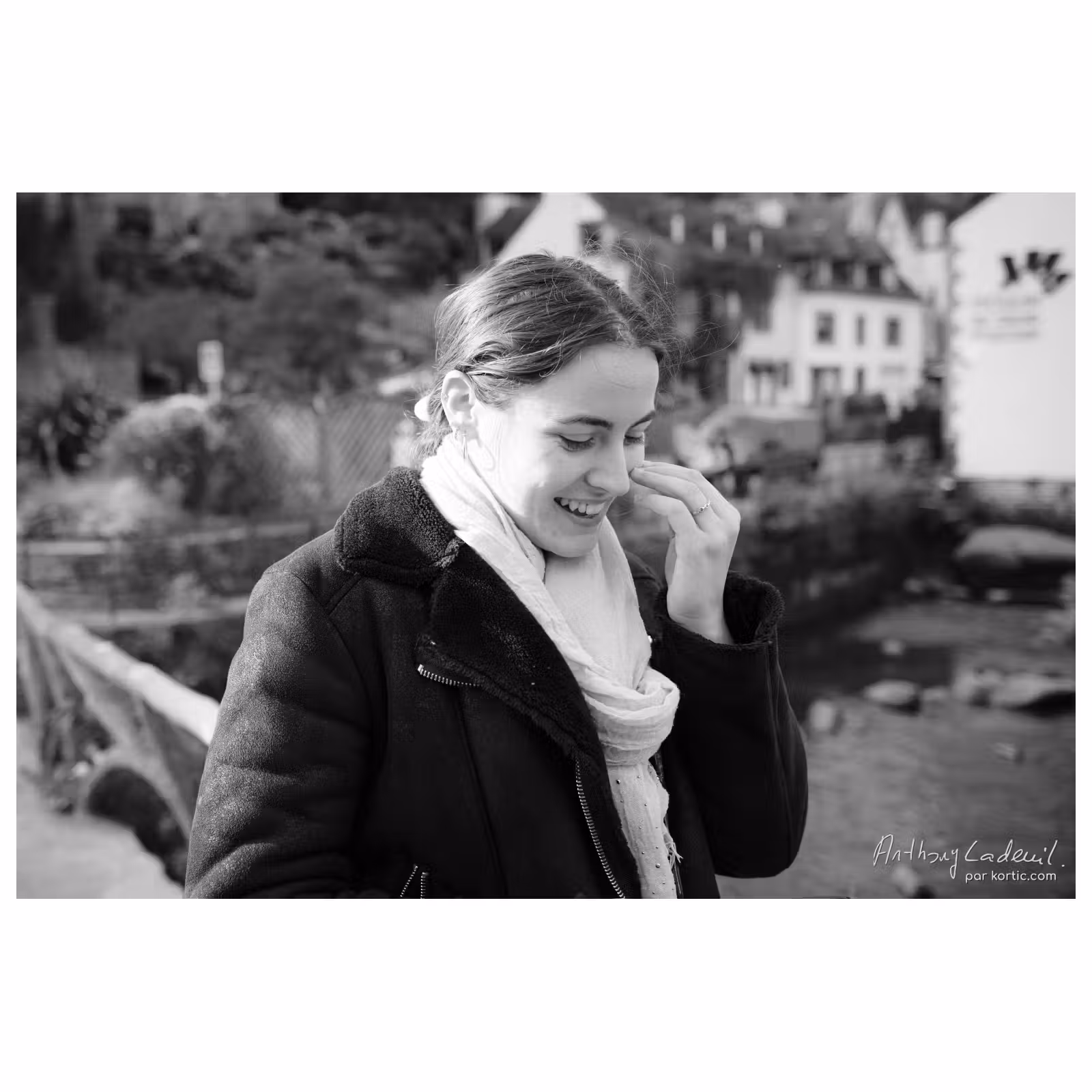portrait en noir et blanc d'une jeune femme souriante
