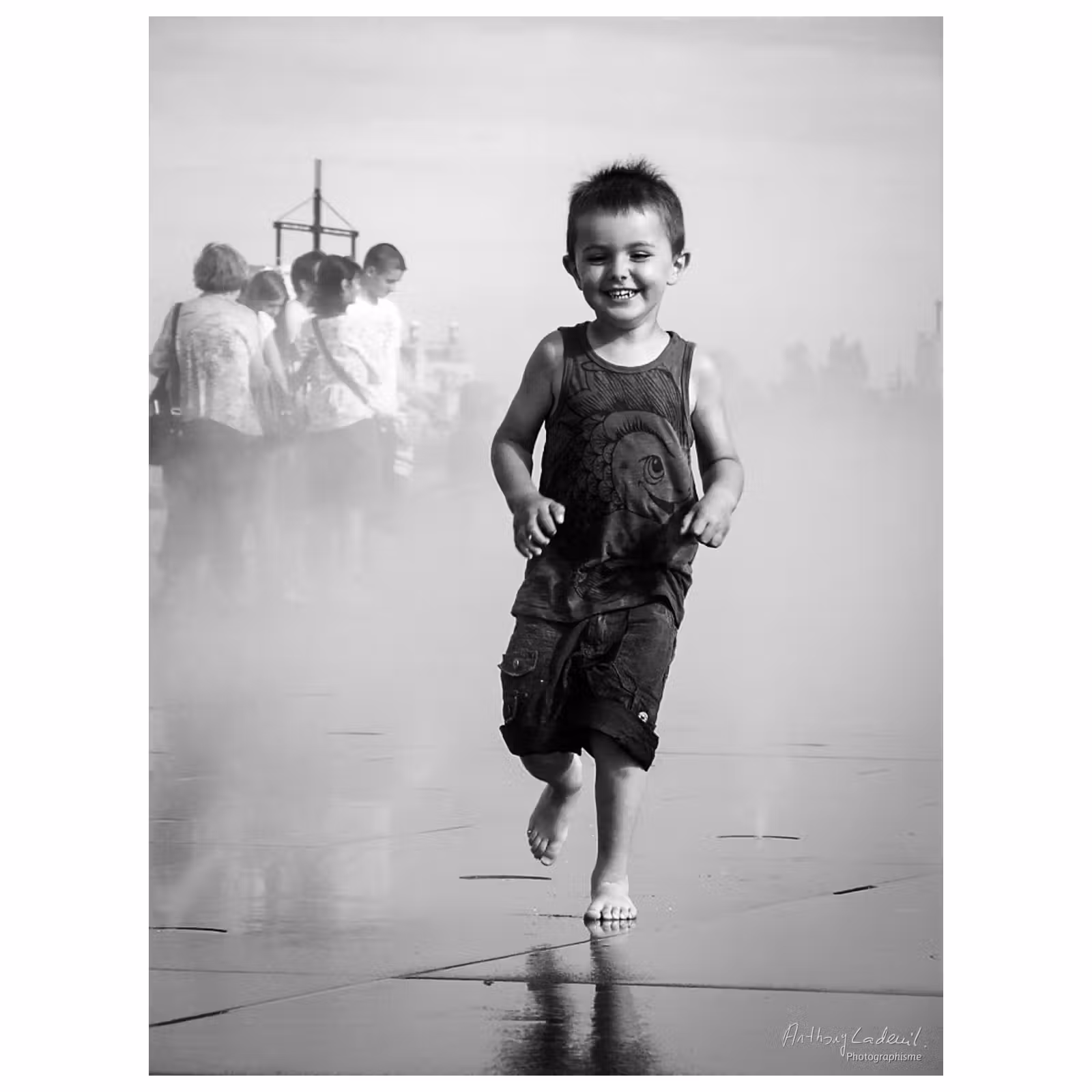 enfant qui court pieds nus sur un sol mouillé