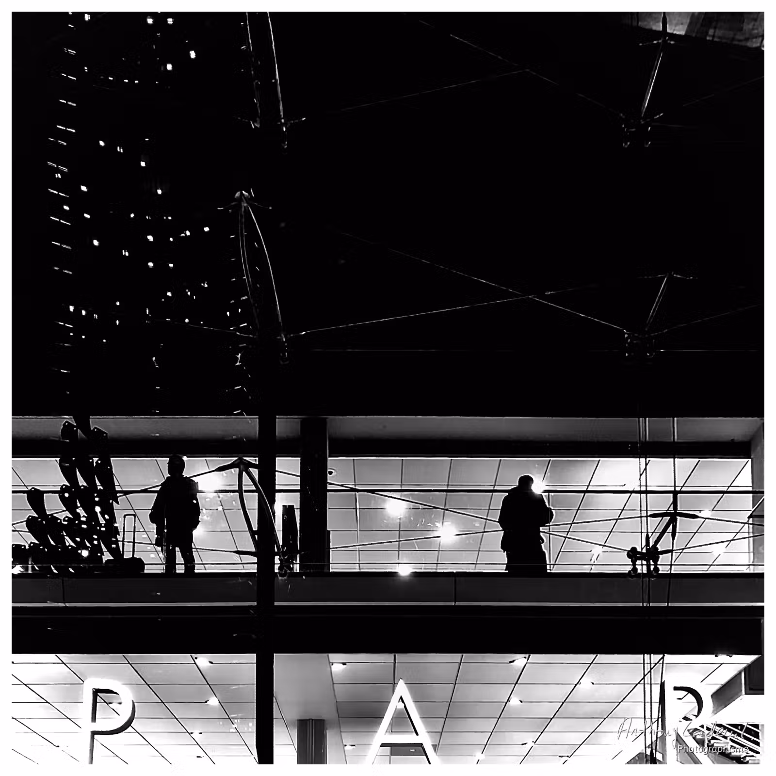 photographie en noir et blanc de la façade à contre jour de la gare Montparnasse à Paris