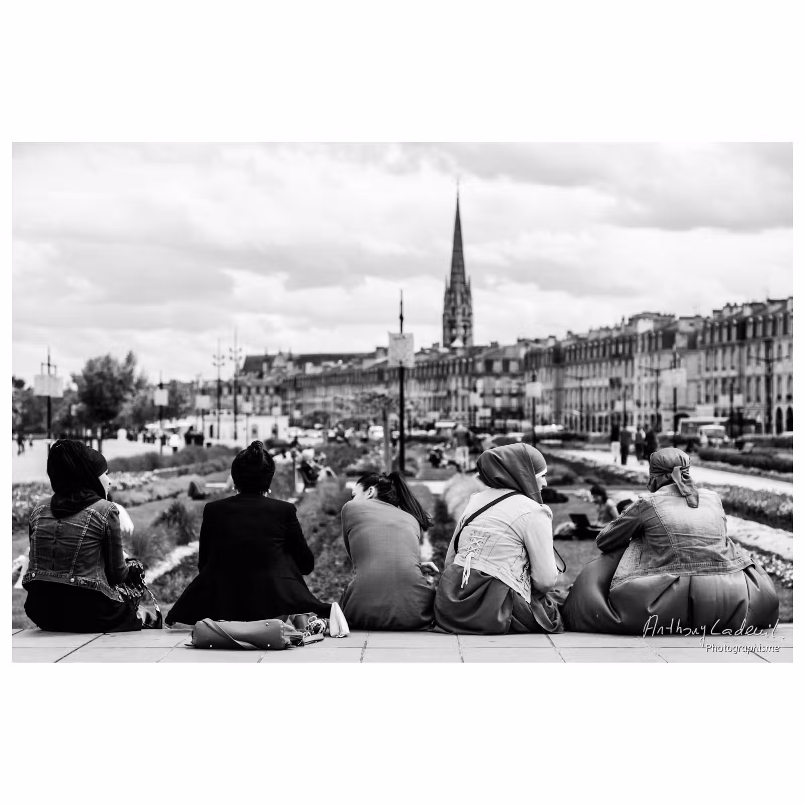 femmes musulmanes en train de discuter dans la rue avec un clocher d'église en arrière plan