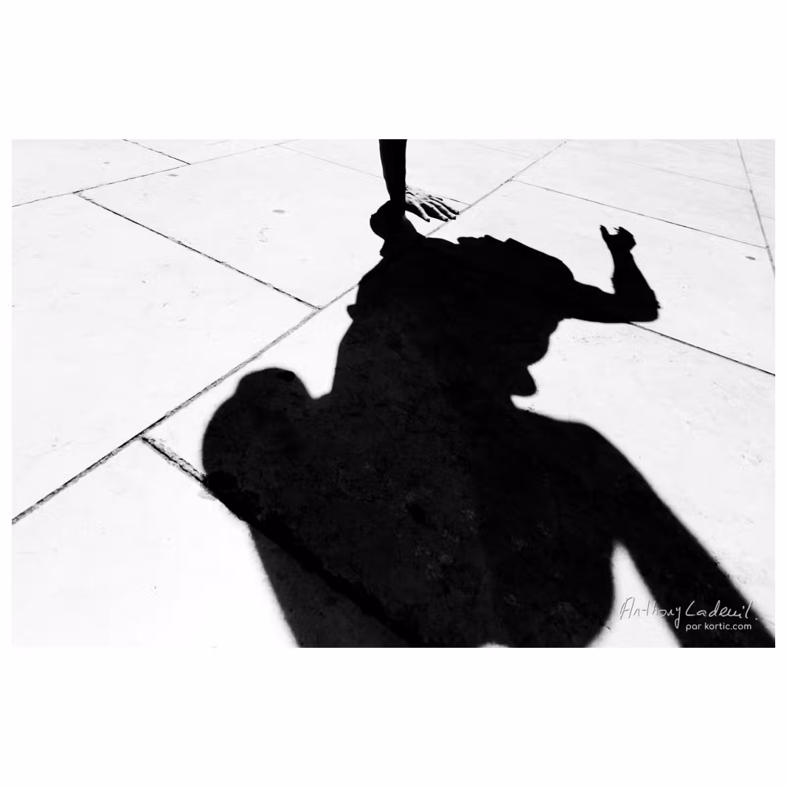 ombre au sol d'un danseur de rue
