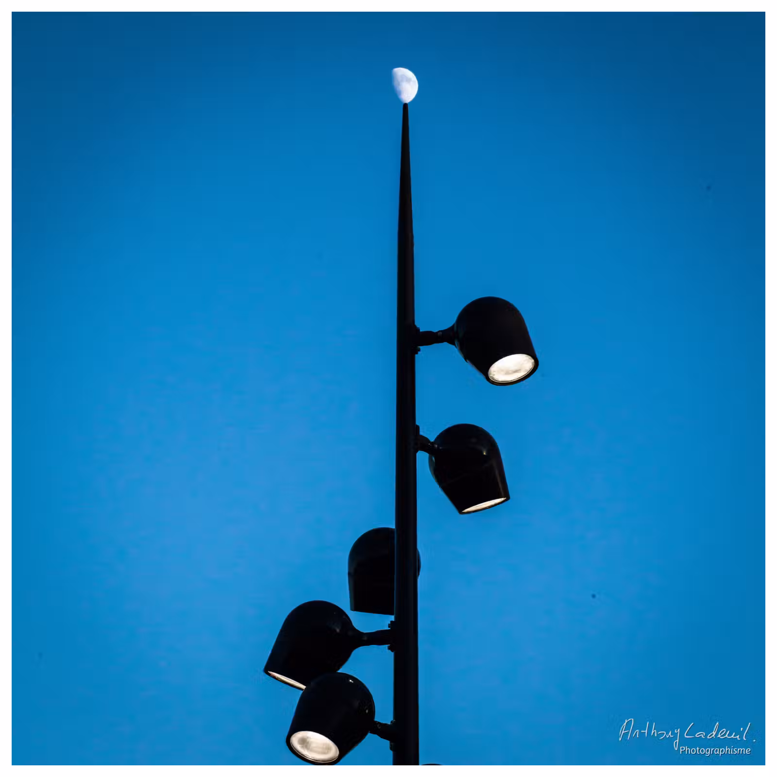Image de la lune au dessus d'un éclairage public