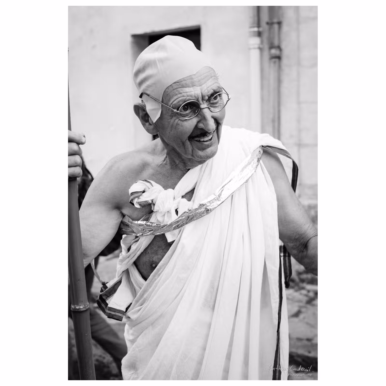 Portrait d'un homme déguisé en Gnadhi lors d'un festival de rue
