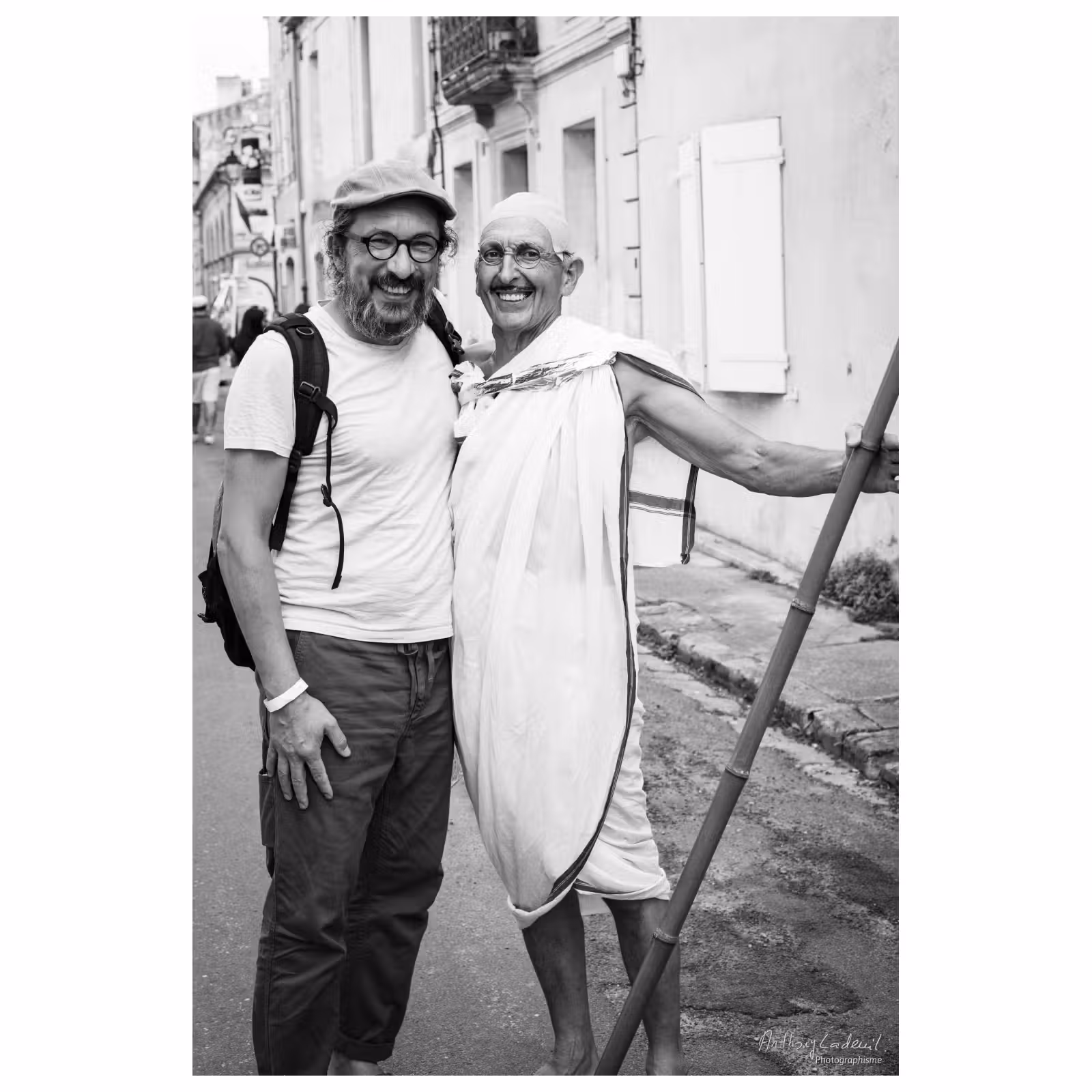 photographie en noir et blanc de deux hommes, dont un déguisé en Gandi