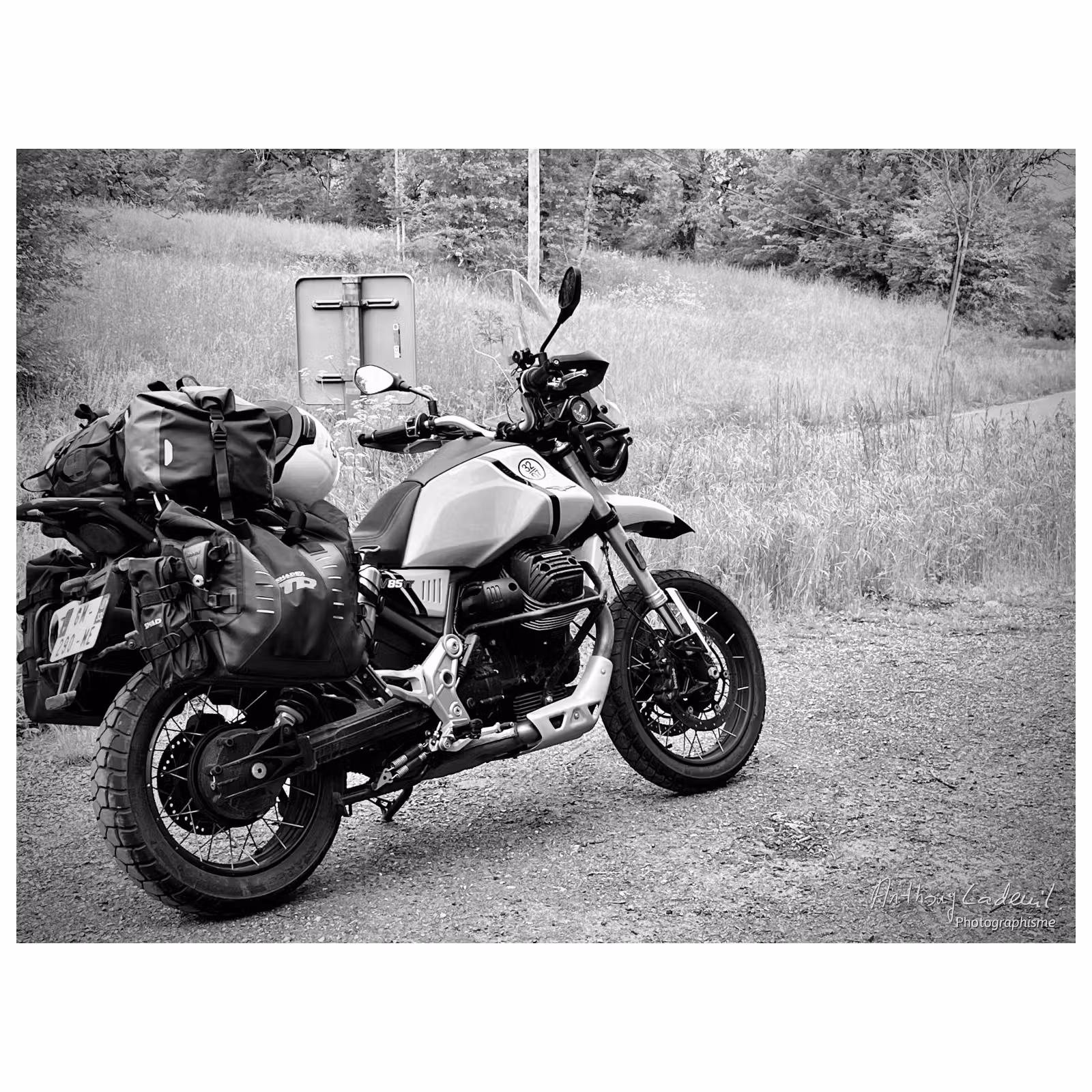 Moto Guzzi V85 TT en noir et blanc