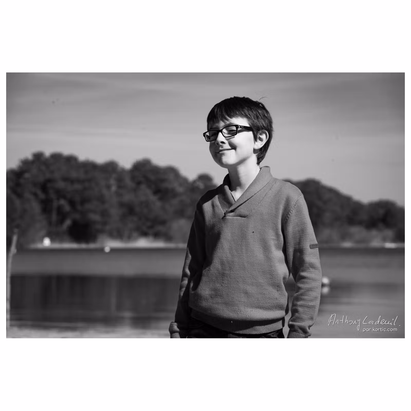 portrait en extérieur d'un enfant souriant