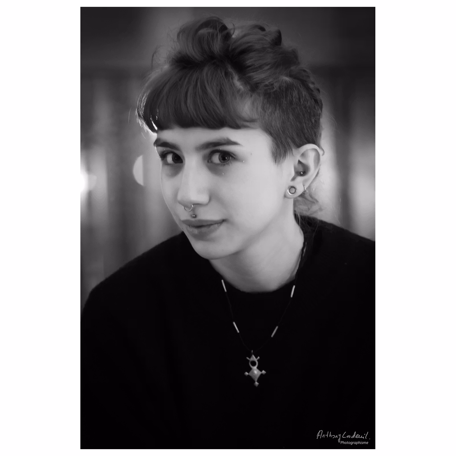 Portrait noir et blanc d'une jeune femme