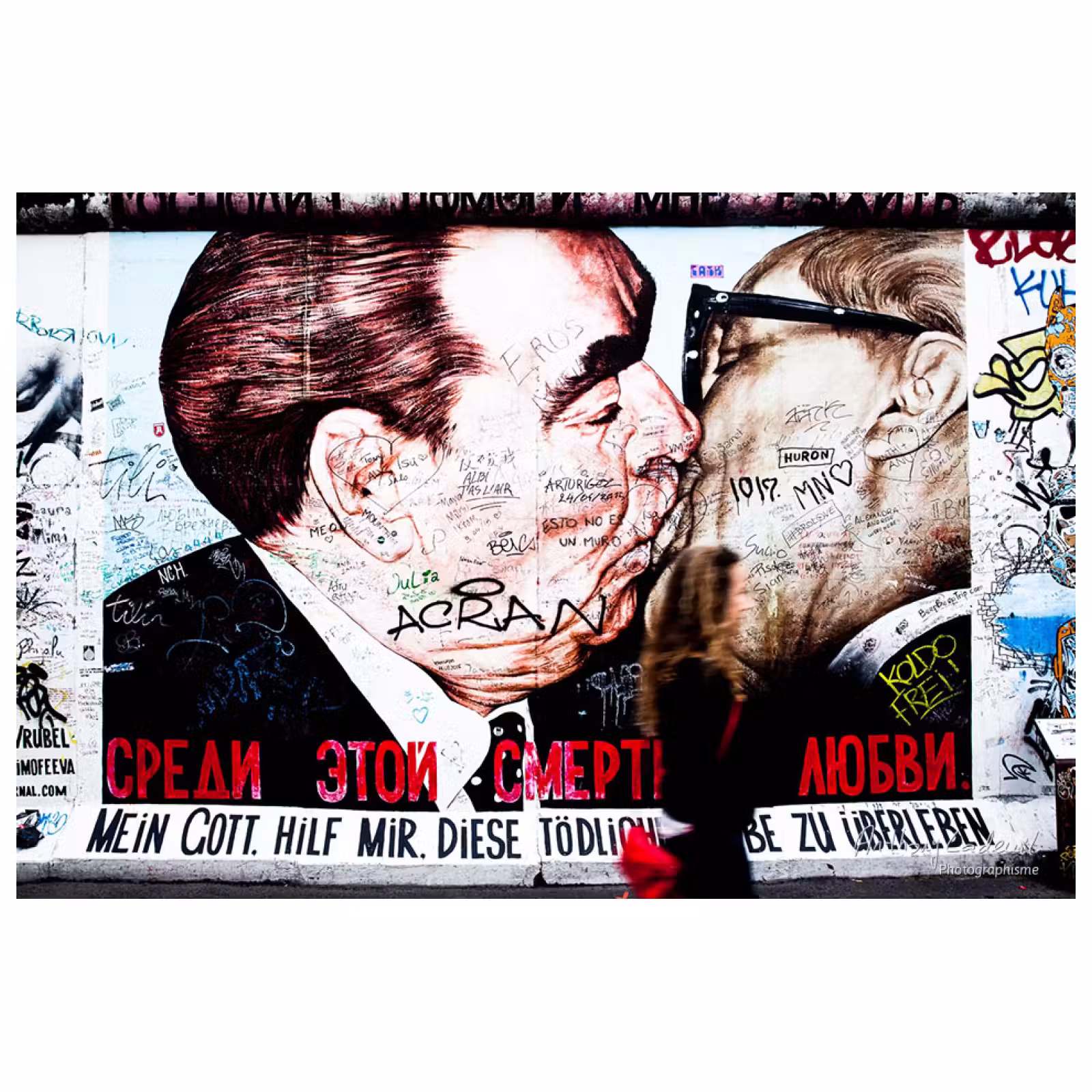 photo d'une peinture sur l'ancien mur de Berlin représentant Brejnev et Honecker qui s'embrassent sur la bouche