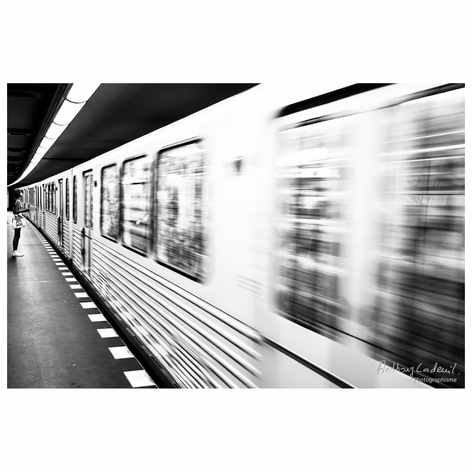 metro roulant le long d'un quai avec effet de vitesse