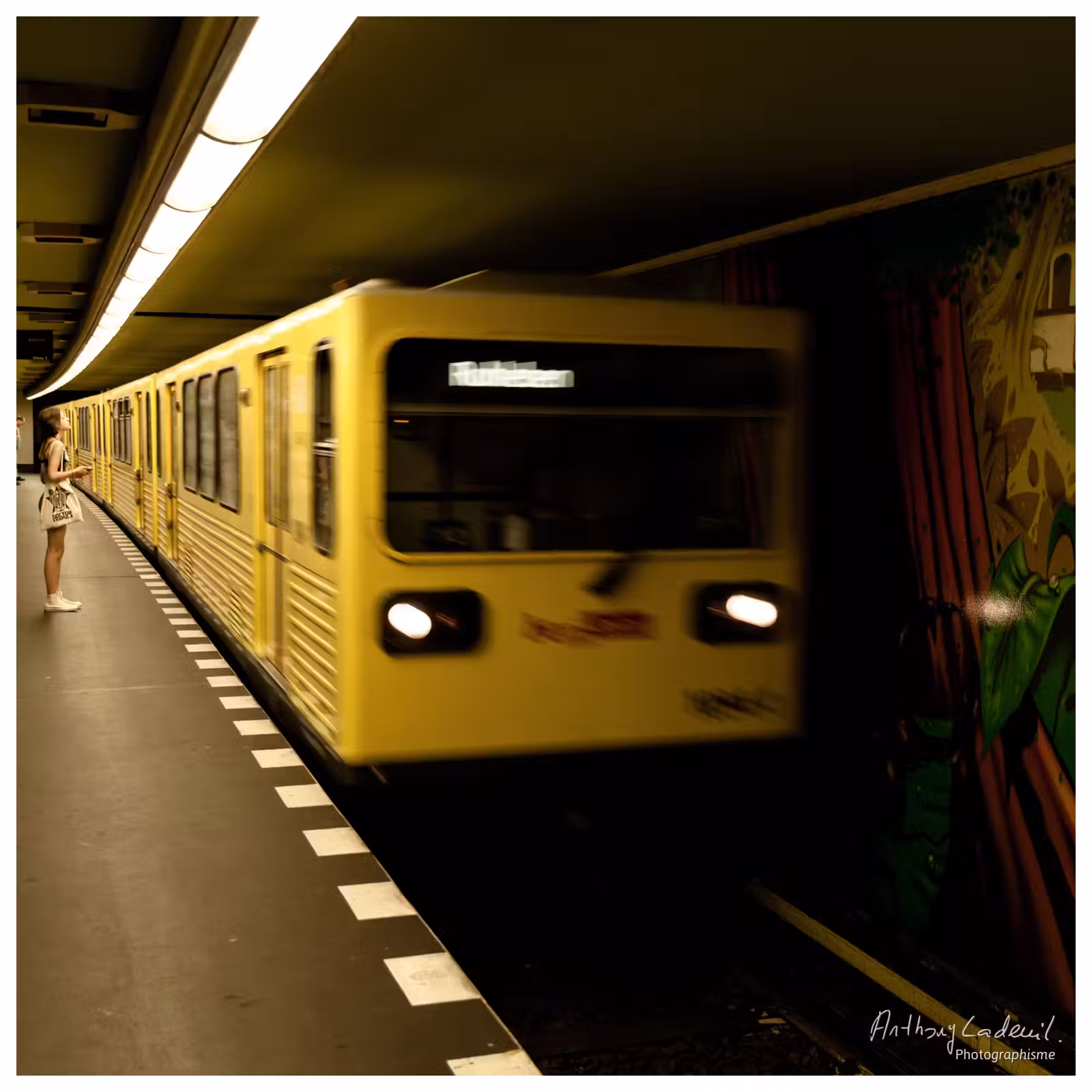rame de métro jaune à Berlin arrivant dans la station