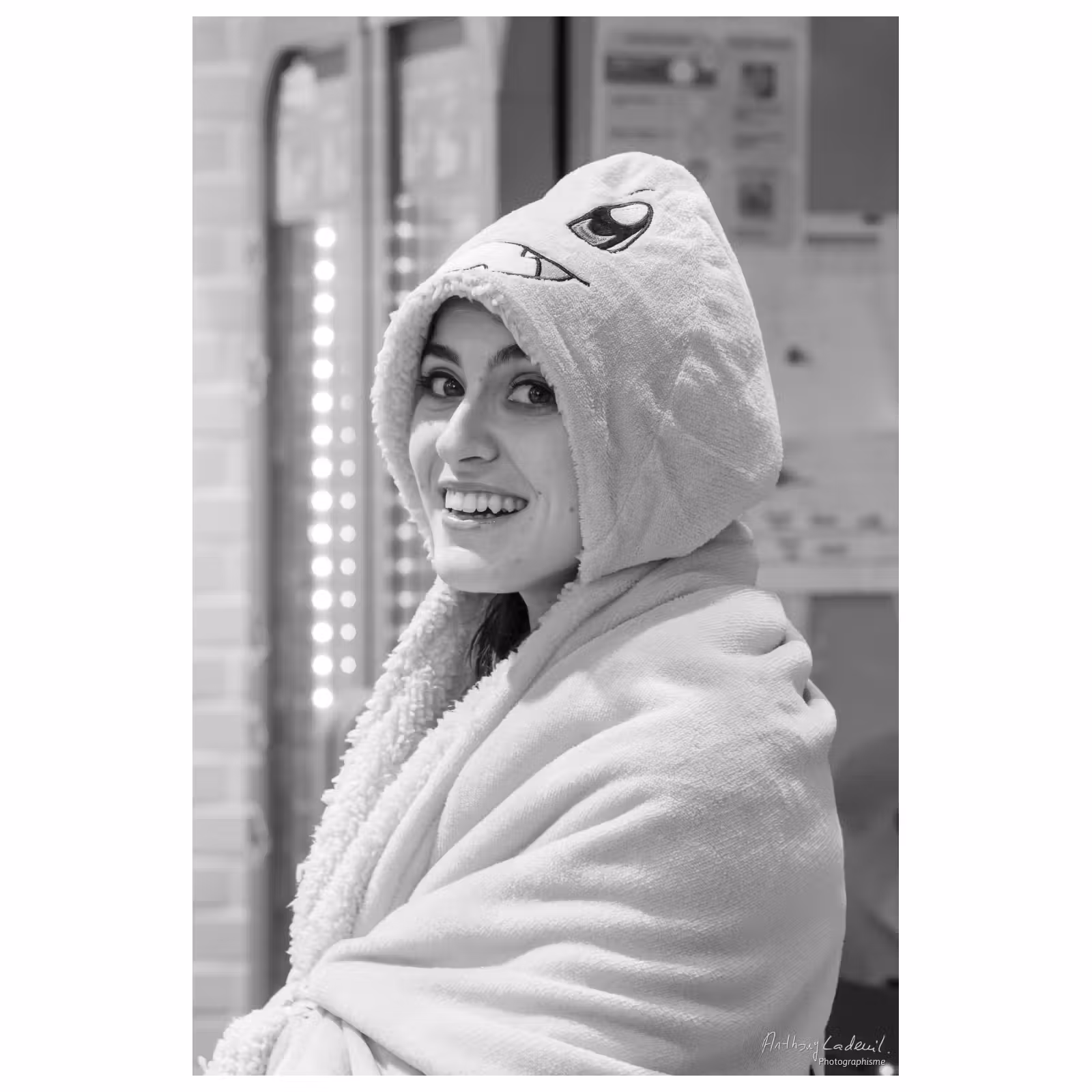 portrait noir et blanc d'une jeune femme déguisée en Pokemon