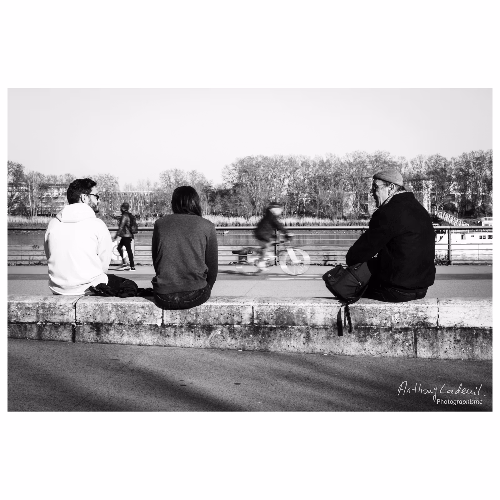 photographie noir et blanc de personnes assises sur les quais à Bordeaux