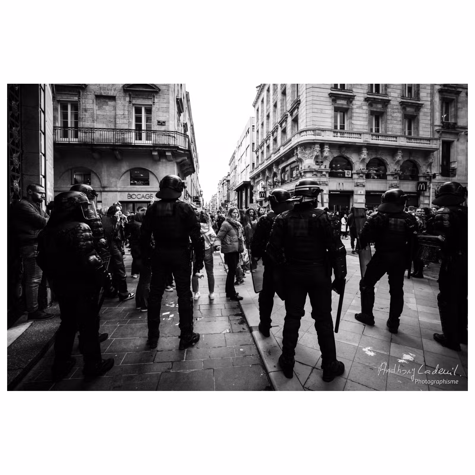 Rue commerçante barrée par les forces de l'ordre lors d'une manifestation