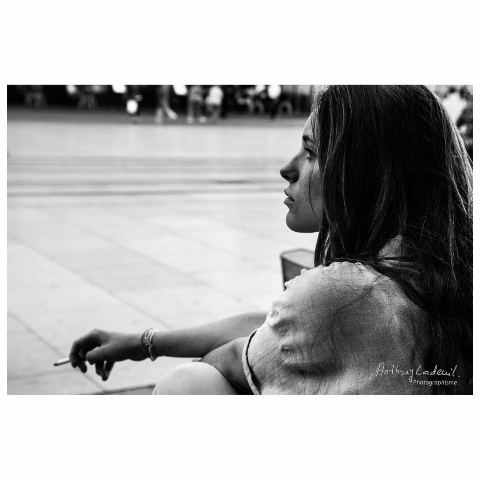 Portrait de rue d'une jeune femme a l'air songeur
