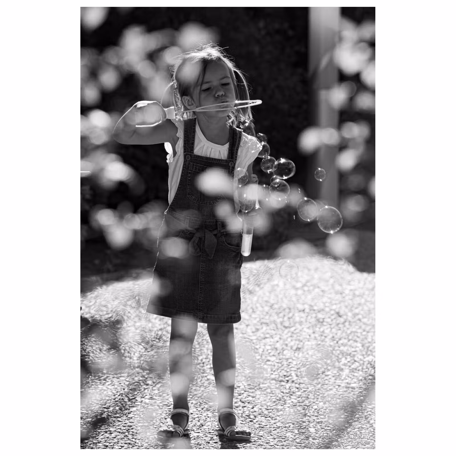 Enfant faisant des bulles de savon