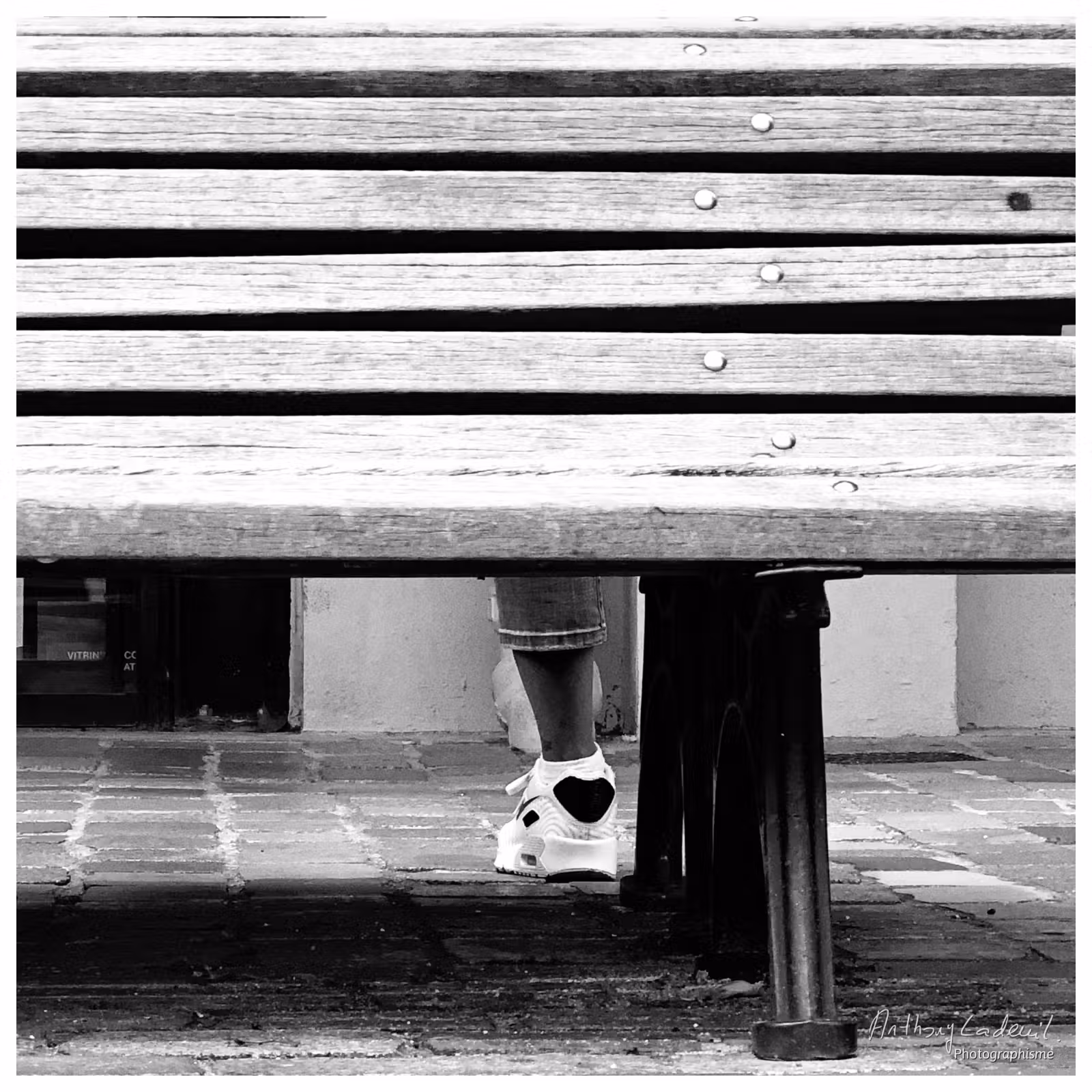 photographie d'une jambe sous un banc faisant penser à une personne unijambiste