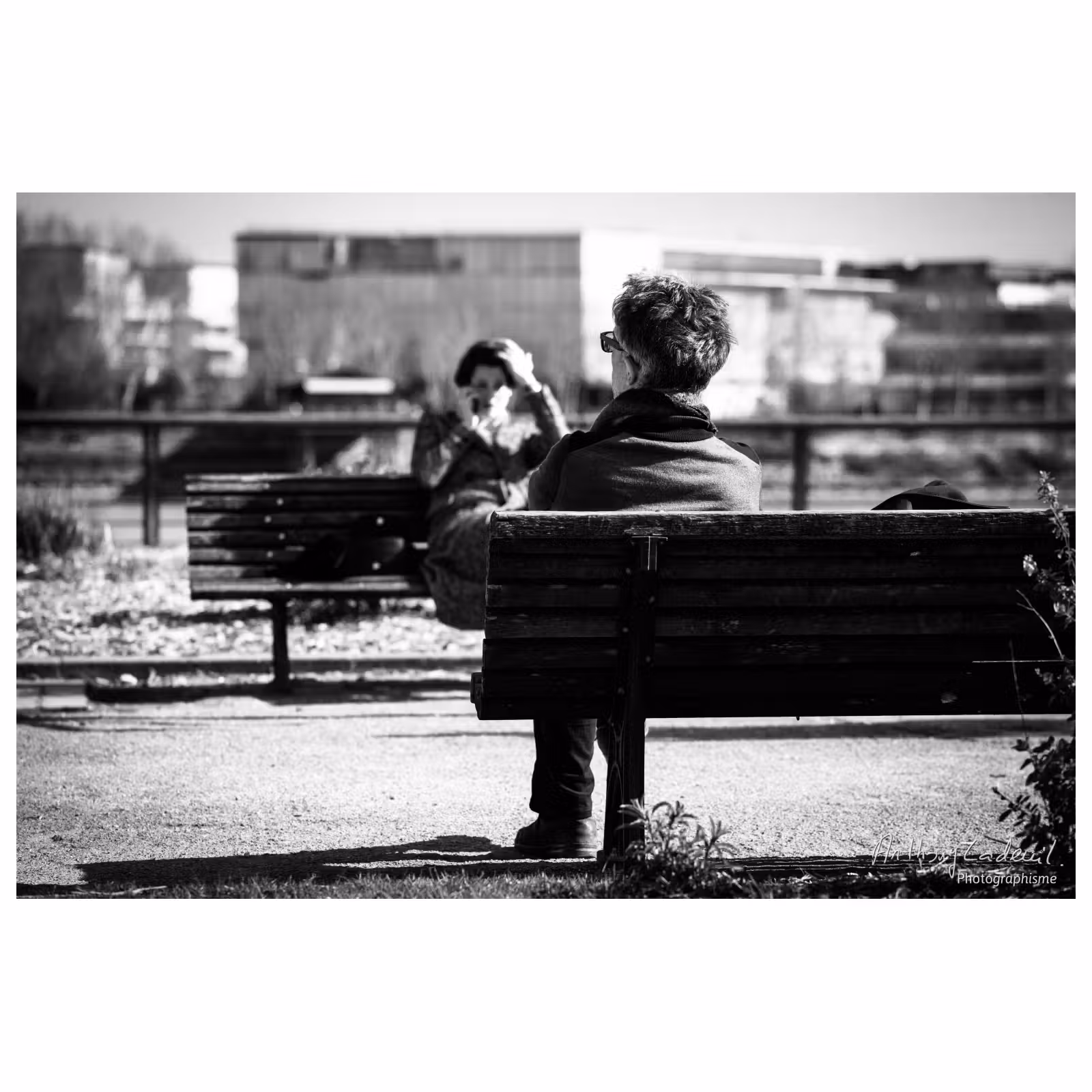 photographie de dos d'une personne assise sur un banc donnant l'impression de n'avoir qu'une jambe