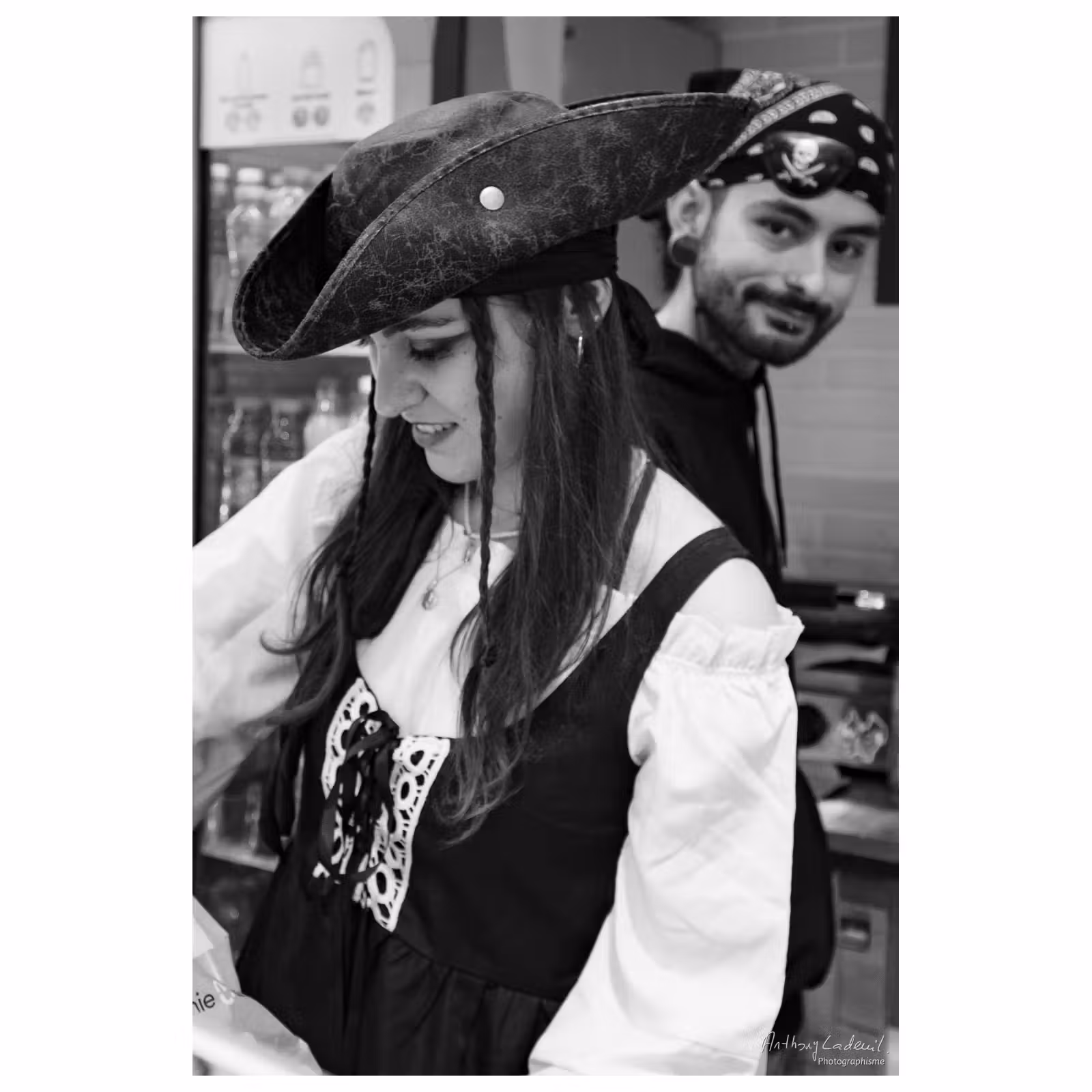 photographie noir et blanc d'une jeune femme déguisée en pirate