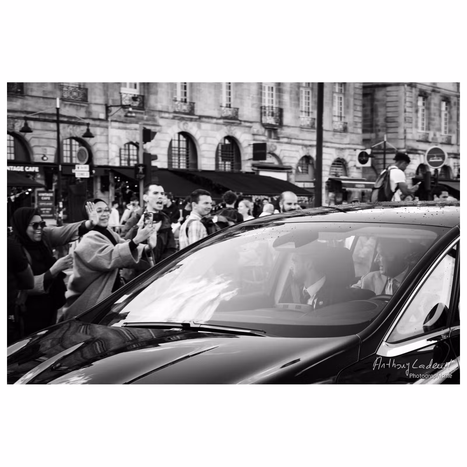foule regardant le roi Charles III passer en voiture