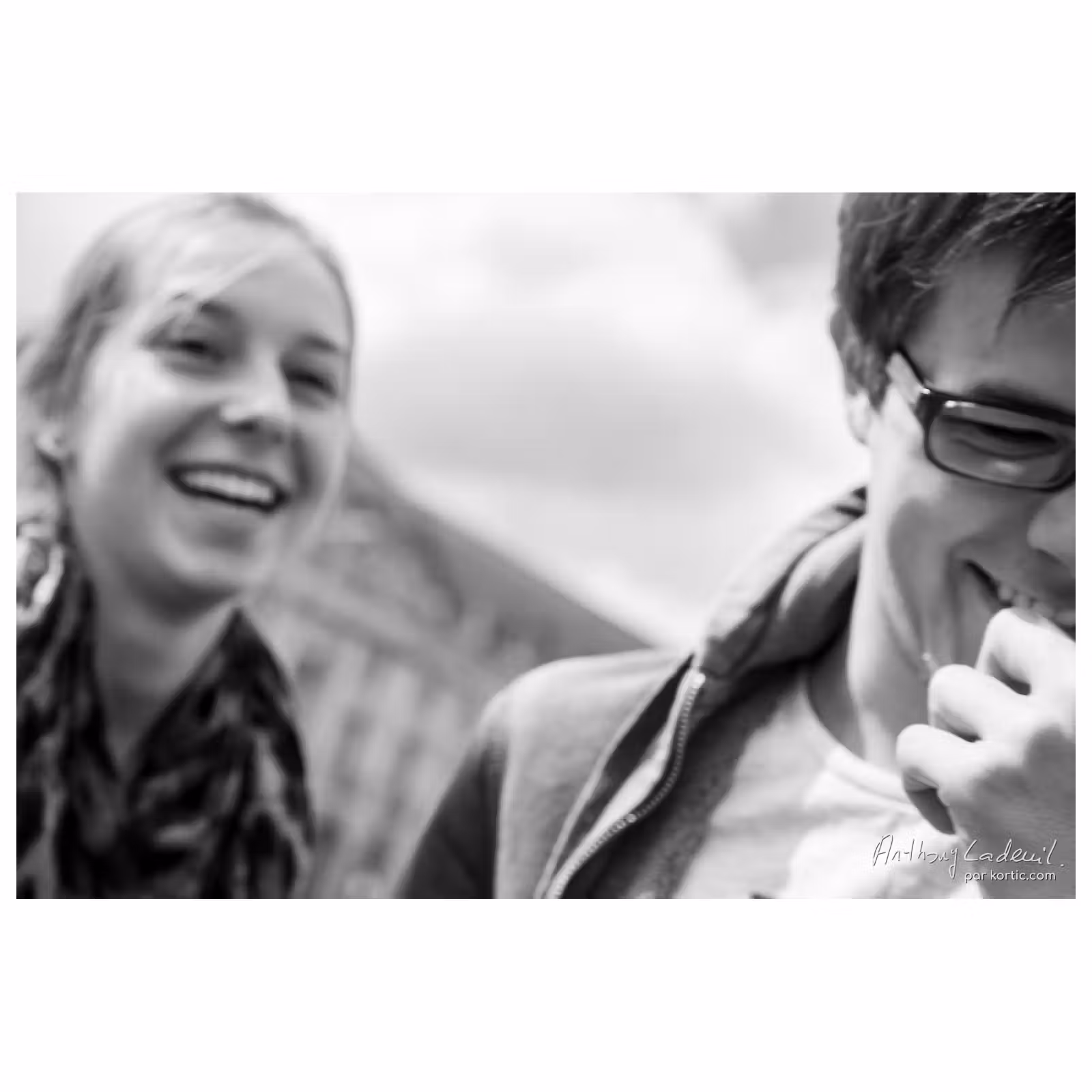 photographie de deux jeunes personnes souriantes