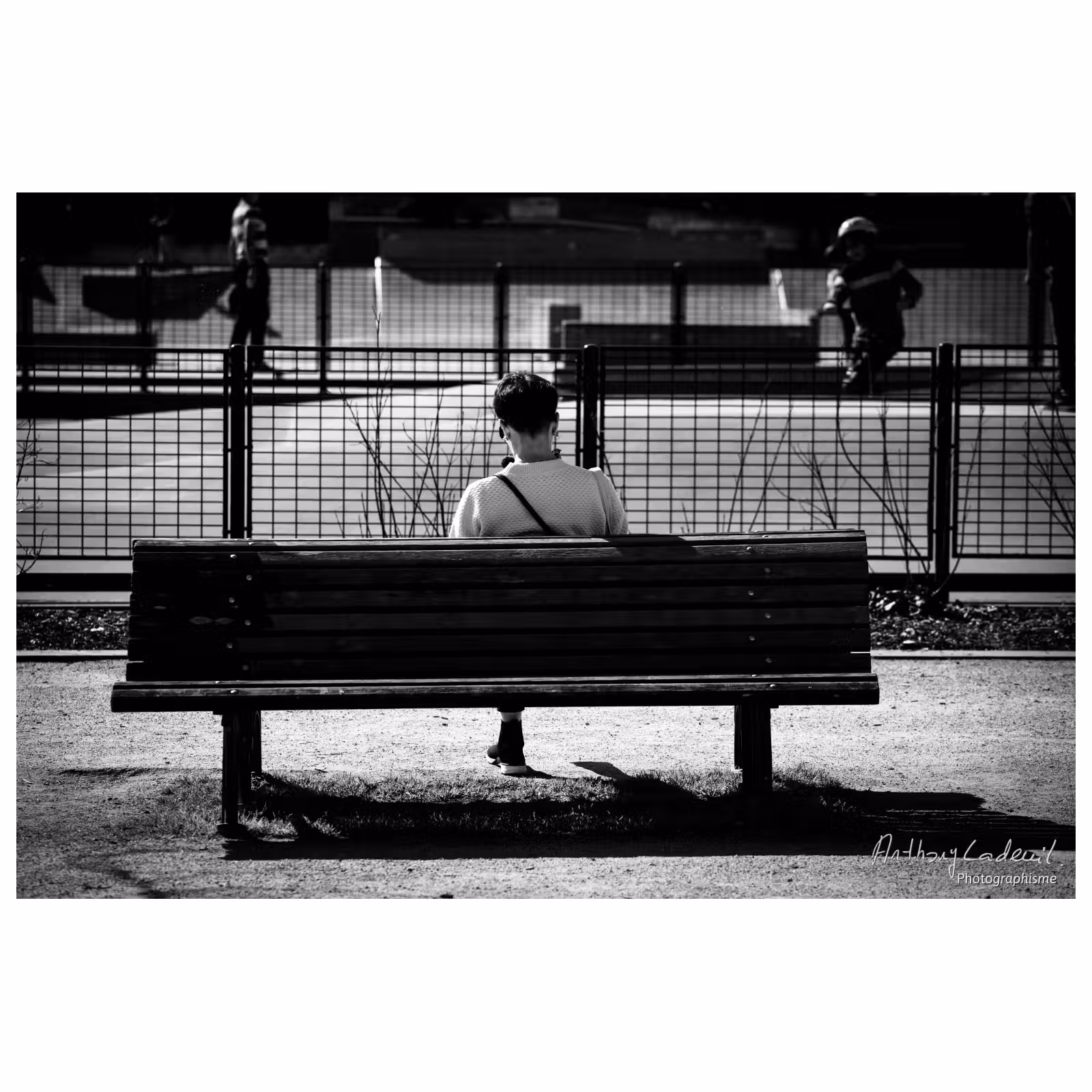 photographie de dos d'une personne assise sur un banc donnant l'impression de n'avoir qu'une jambe