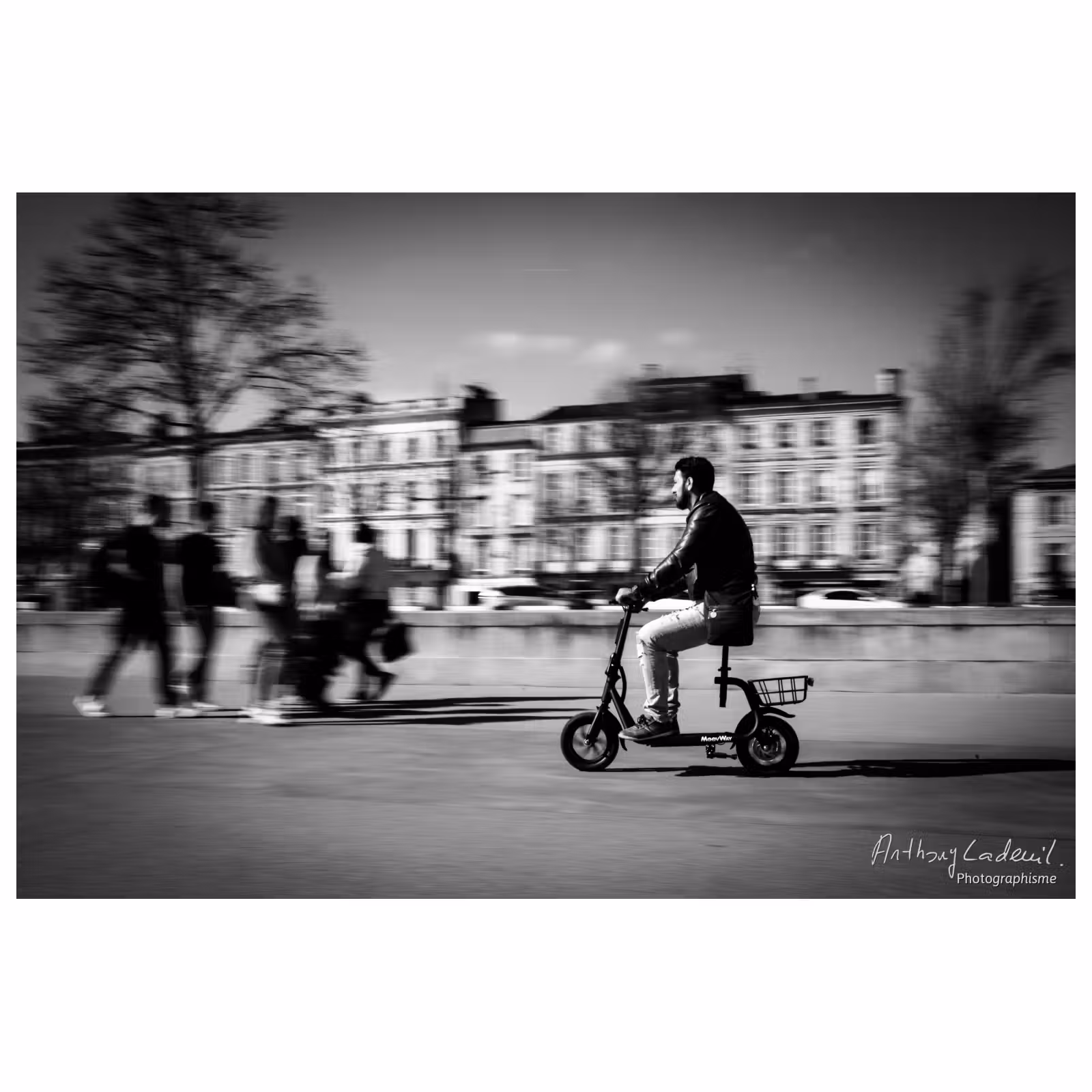Photographie d'une personne roulant à toute vitesse sur une trottinette électrique