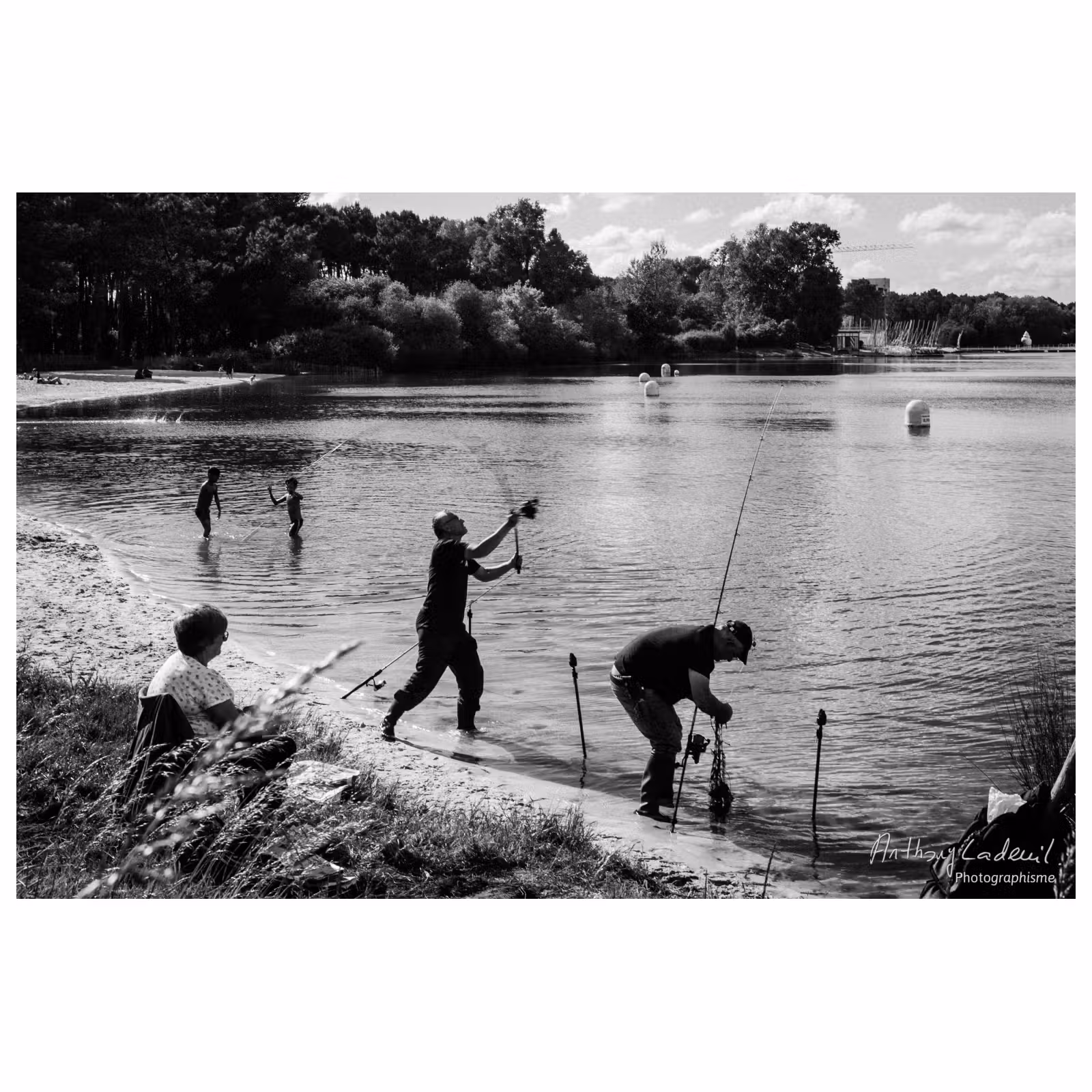 photographie de pêcheurs à la ligne amateurs au bord du lac de Bordeaux