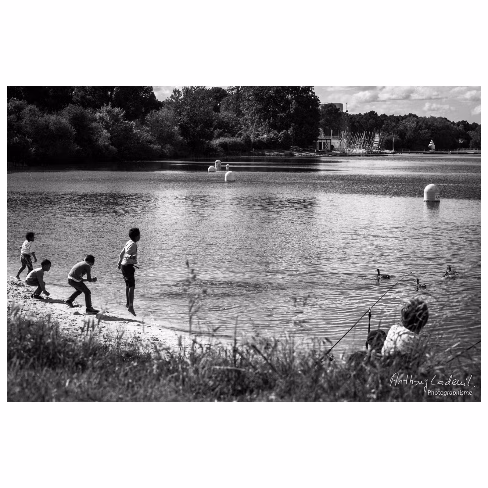 scène de pèche au bord d'un lac