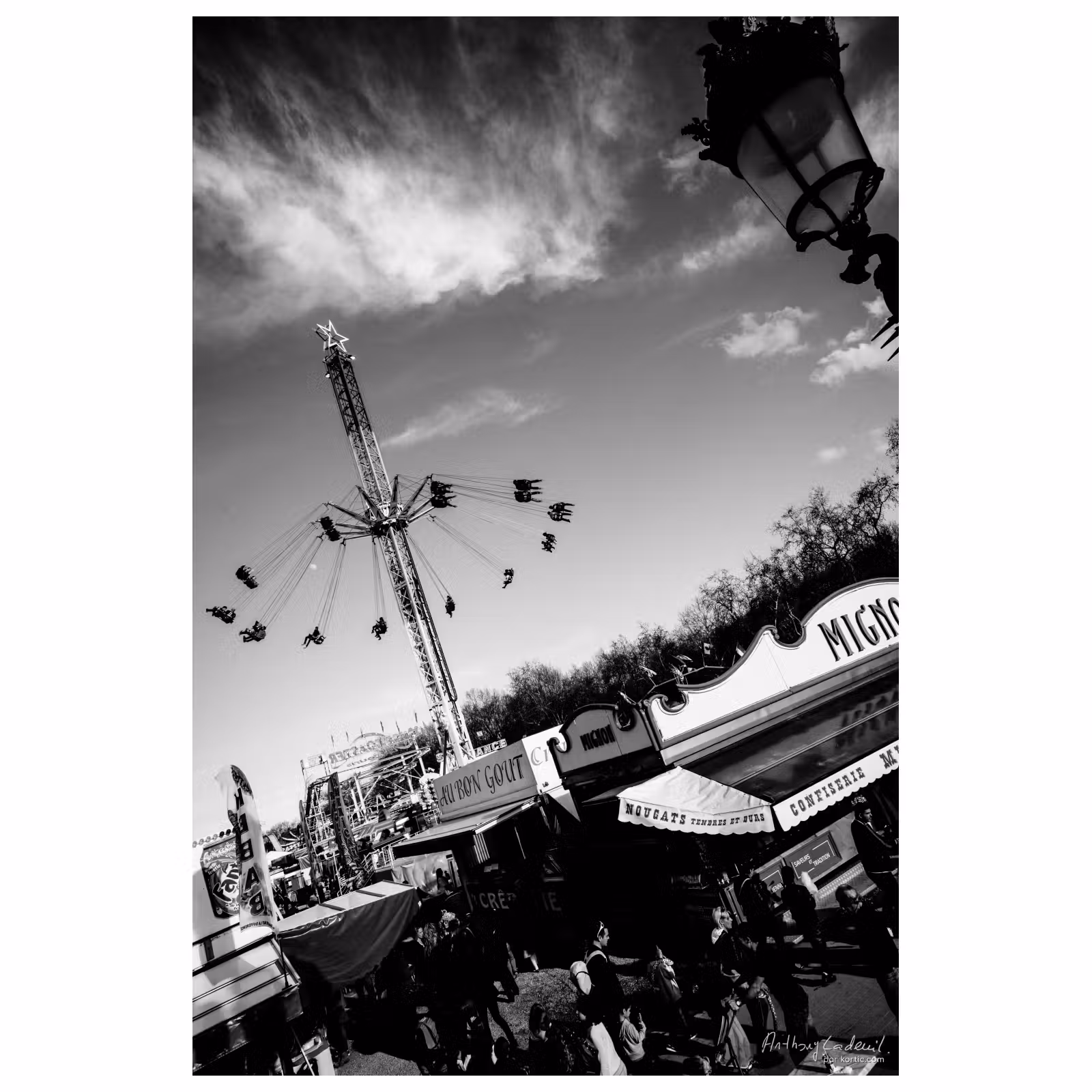vue large d'une fête foraine