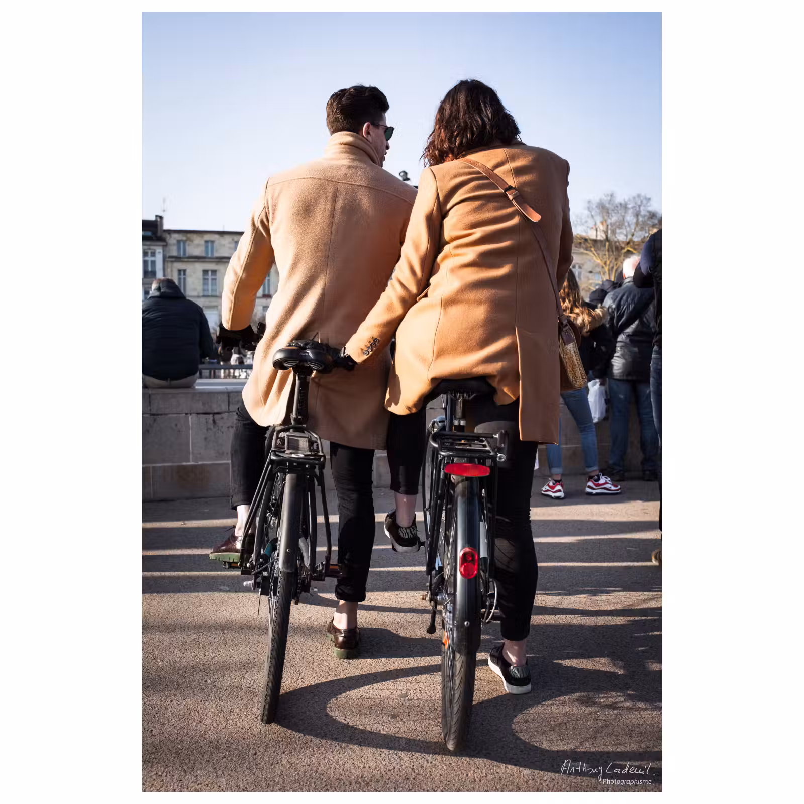 une femme et un homme de dos à vélo habillés de la même manière