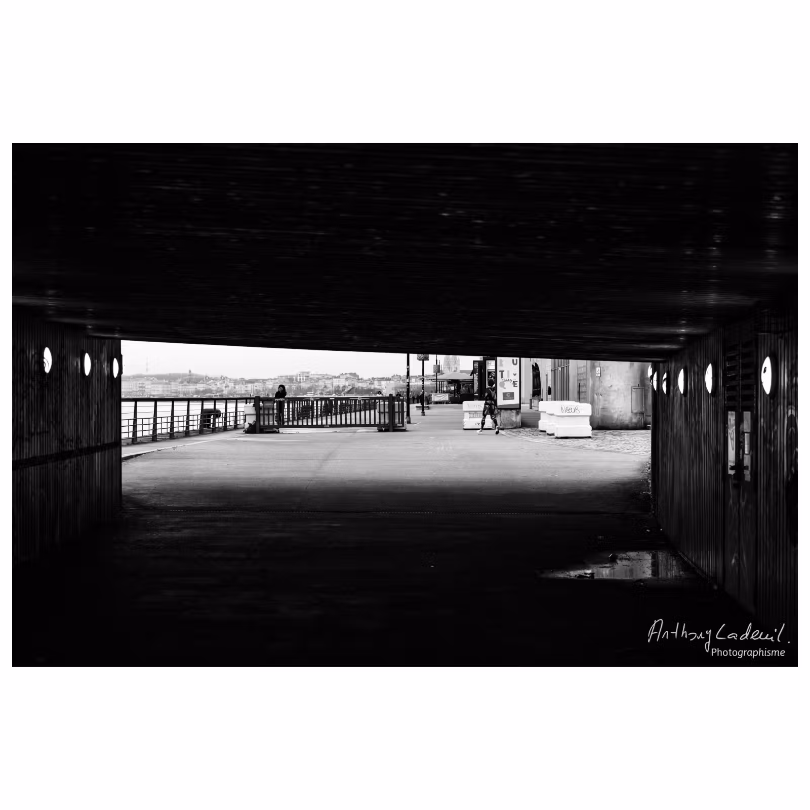 Quais de Bordeaux, vue au travers d'un souterrain en noir et blanc