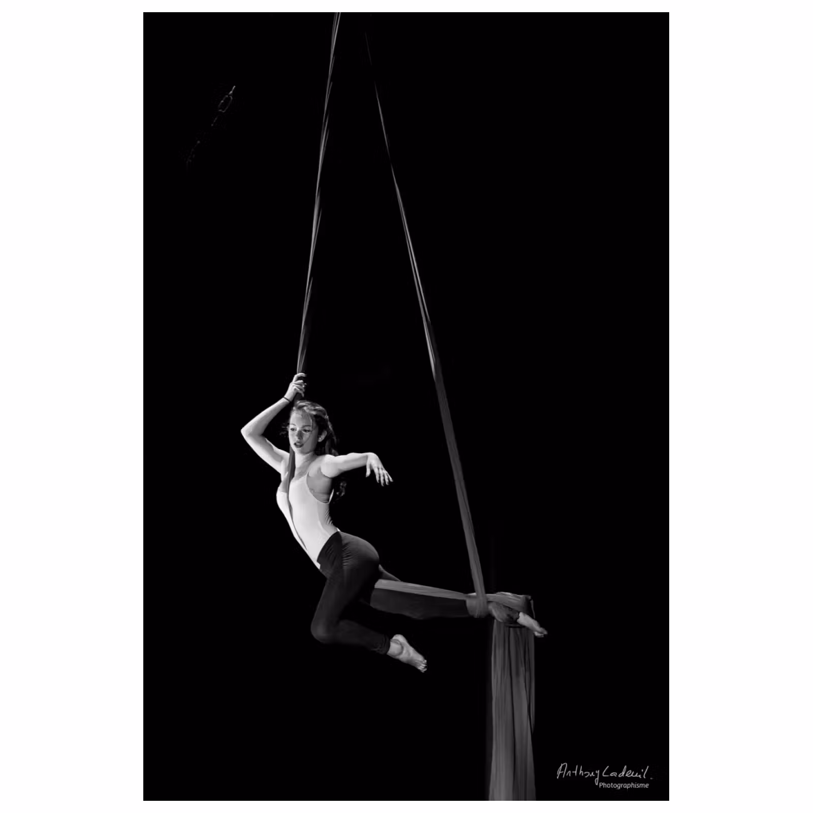 voltigeuse de cirque suspendue à du tissu