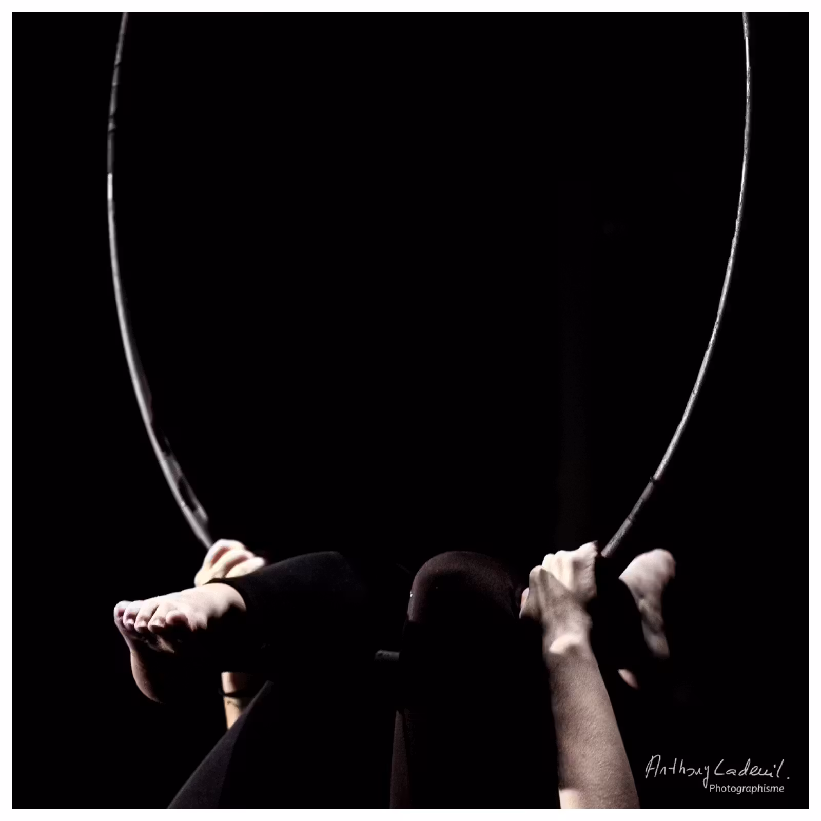 mains et pieds d'une voltigeuse de cirque sur un anneau