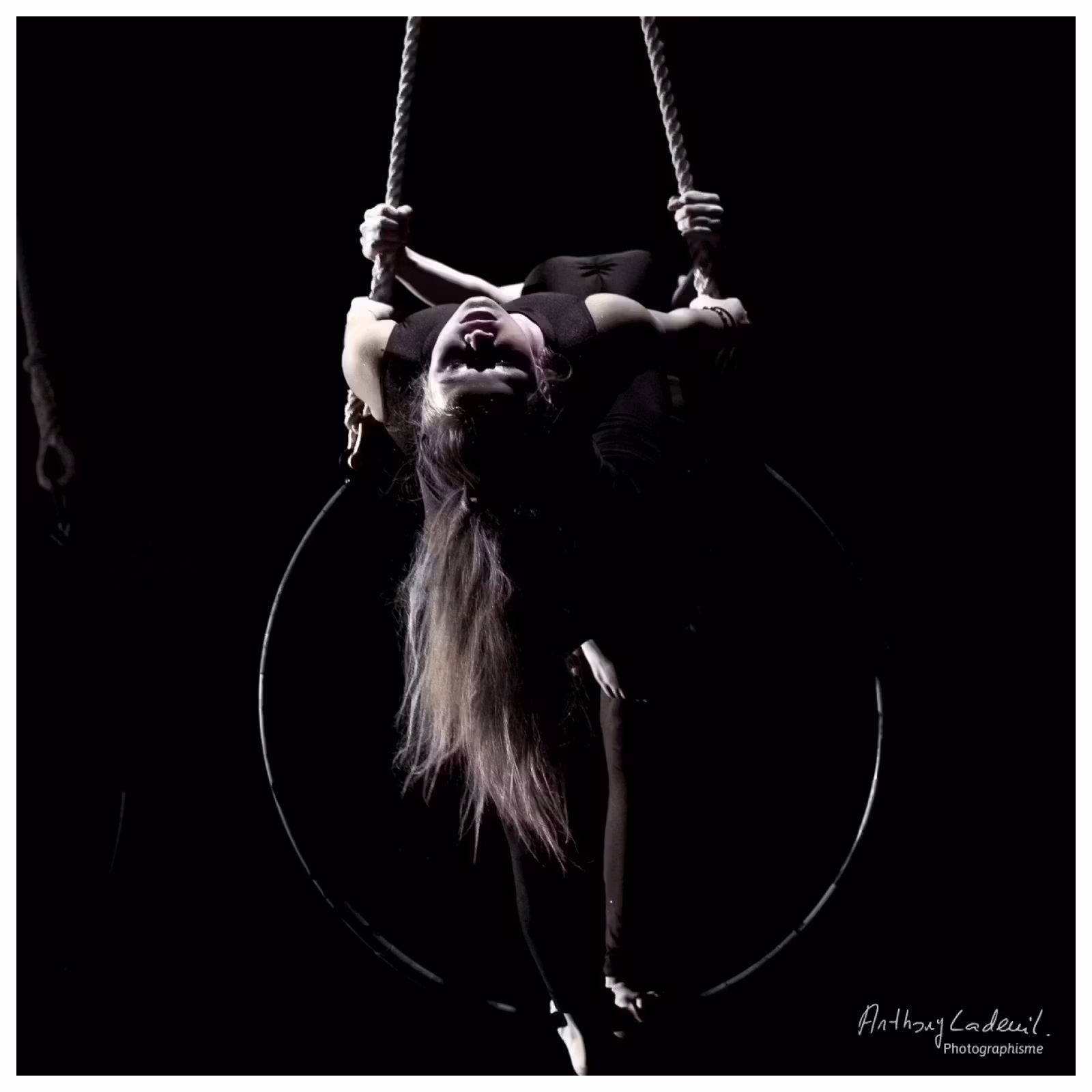 voltigeuse de cirque sur un anneau