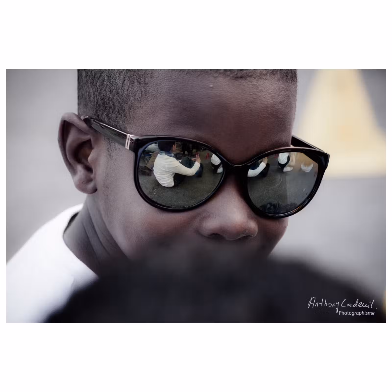 Portrait en gros plan d'un enfant portant des lunettes de soleil