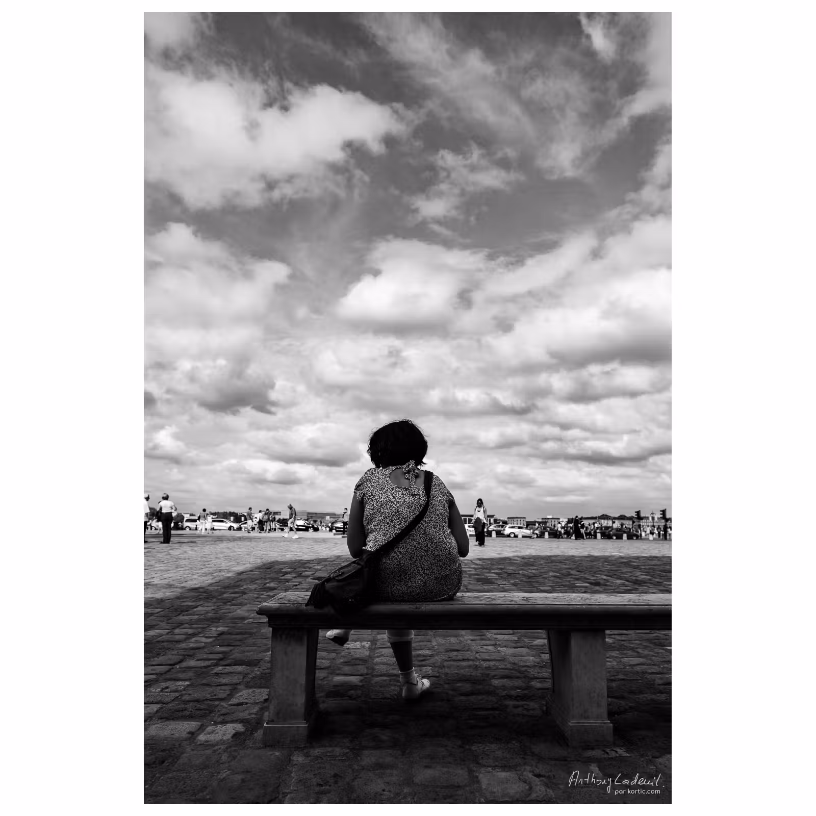 personne assise seule sur un banc