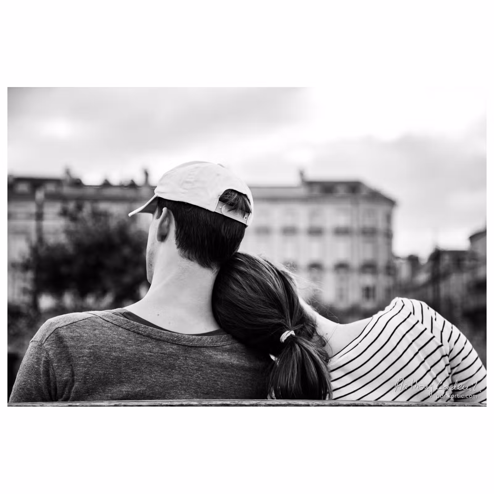Femme posant sa tête sur l'épaule de son compagnon